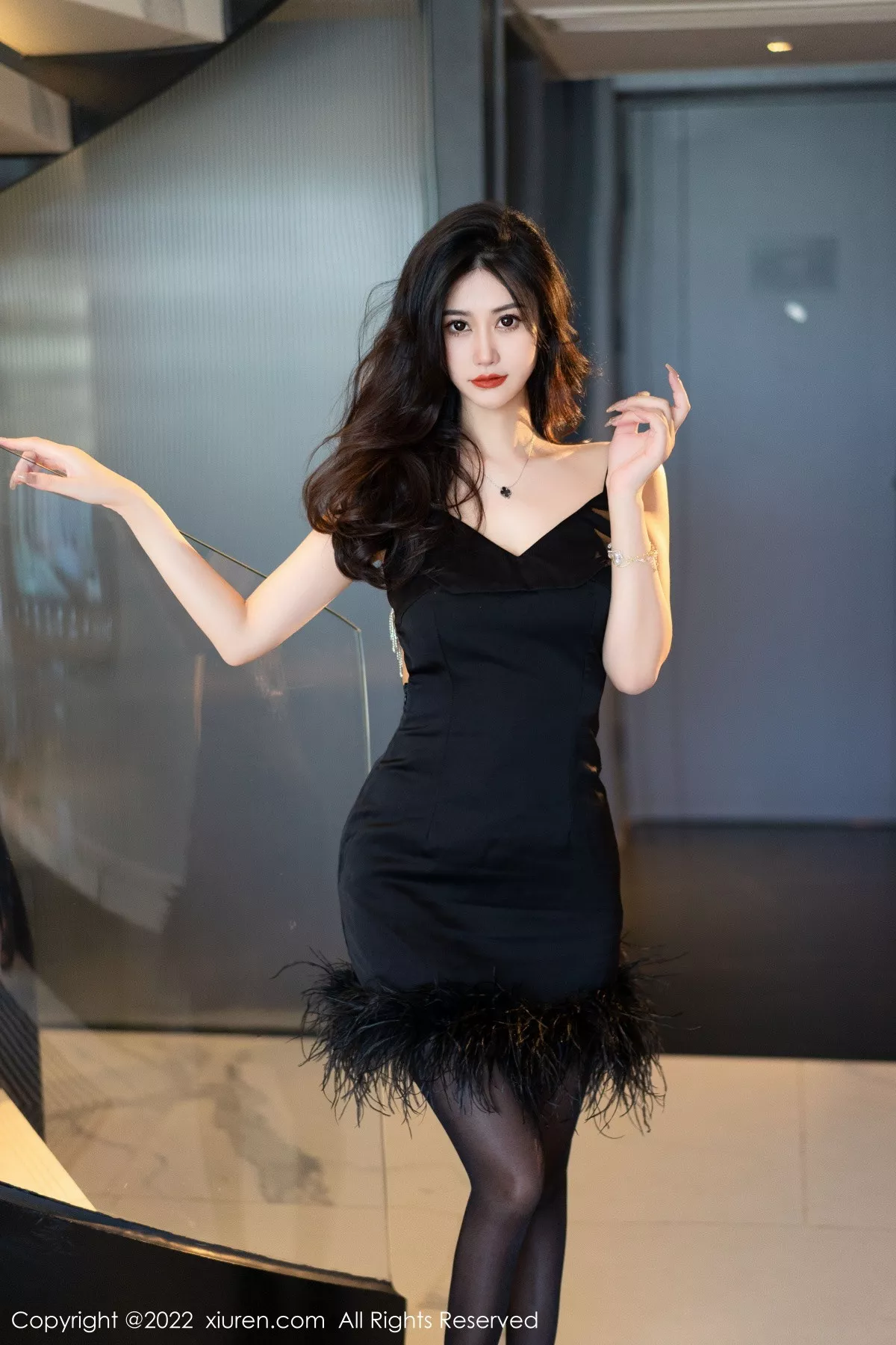 秀人集.com_[XiuRen秀人网]No.5906_模特laura阿姣性感黑色低胸吊带短裙配超薄黑丝秀美腿迷人写真91P