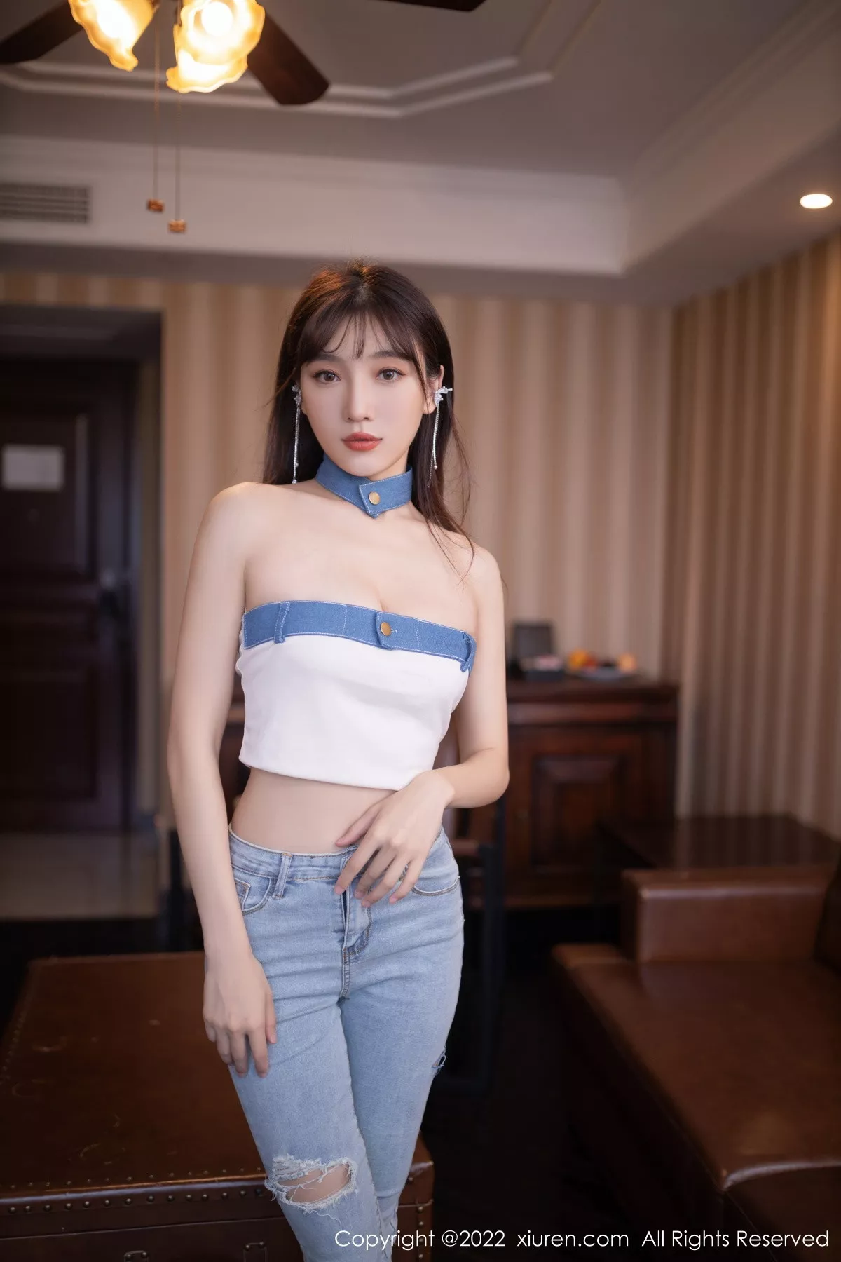 秀人集.com_[XiuRen秀人网]No.5908_模特陆萱萱北京旅拍半脱牛仔裤露超薄无内肉丝秀翘臀诱惑写真77P