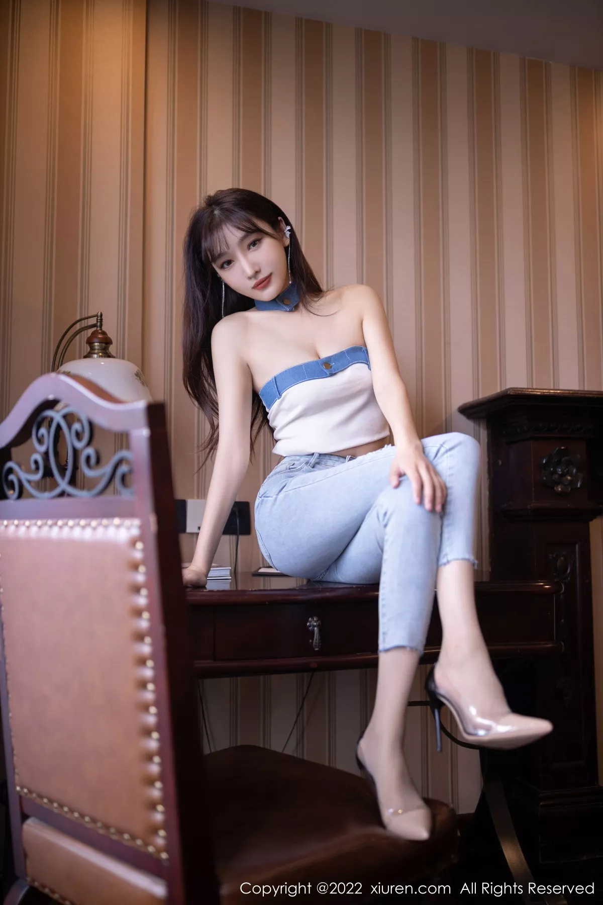 秀人集.com_[XiuRen秀人网]No.5908_模特陆萱萱北京旅拍半脱牛仔裤露超薄无内肉丝秀翘臀诱惑写真77P