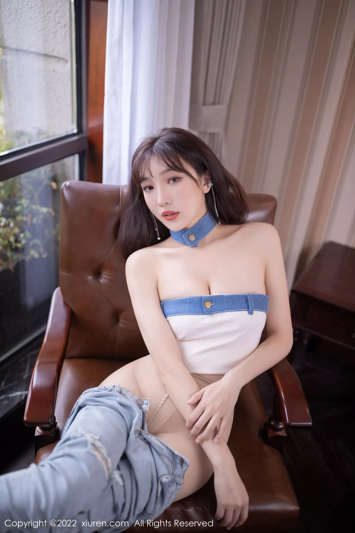 秀人集.com_[XiuRen秀人网]No.5908_模特陆萱萱北京旅拍半脱牛仔裤露超薄无内肉丝秀翘臀诱惑写真77P