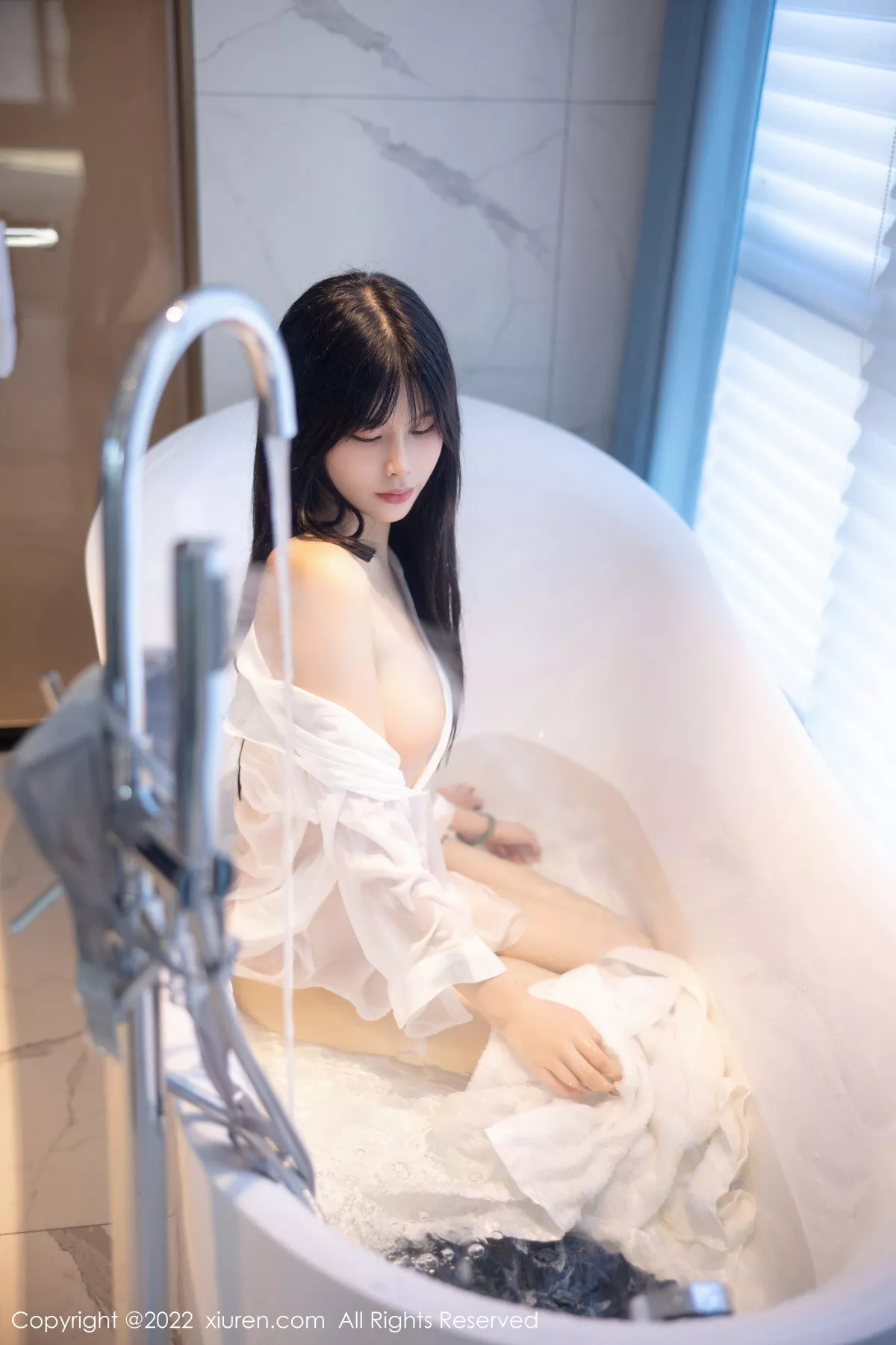 秀人集.com_[XiuRen秀人网]No.5909_模特77qiqi私房浴室脱性感白T露浅蓝色蕾丝内衣迷人诱惑写真85P