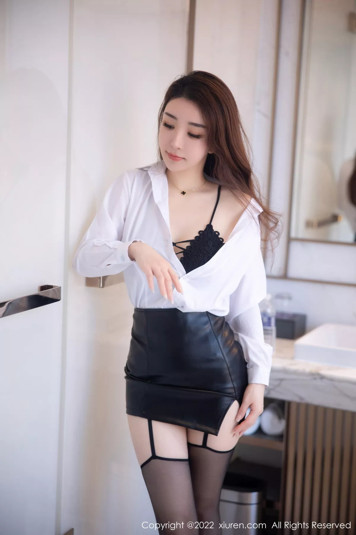秀人集.com_[XiuRen秀人网]No.5916_模特雨儿1494性感白T配黑皮短裙露黑色内衣黑丝吊裙魅惑写真74P