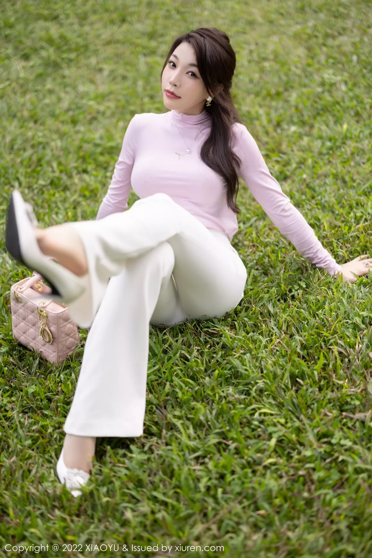 秀人集.com_[XiaoYu画语界]Vol.914_女神徐莉芝Booty浅紫色收身上衣半脱露豹纹内衣惹火诱惑写真82P