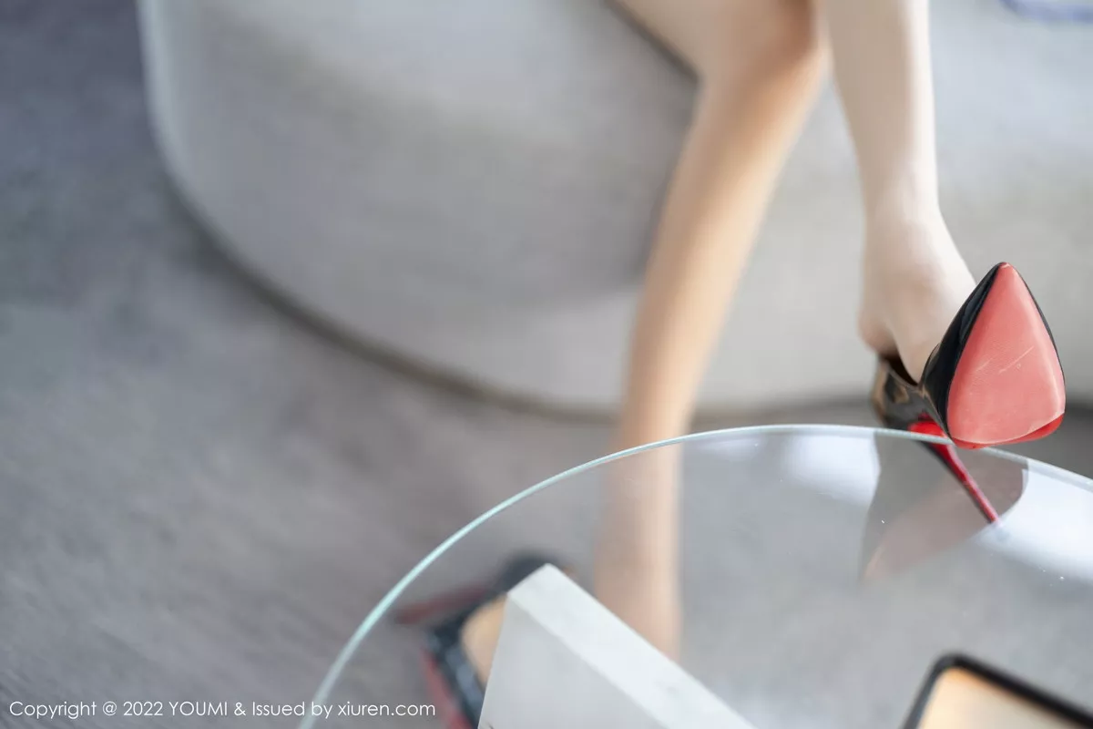 秀人集.com_[YouMi尤蜜荟]Vol.870_女神刘钰儿性感紫色收身连衣裙配超薄无内肉丝秀翘臀诱惑写真59P