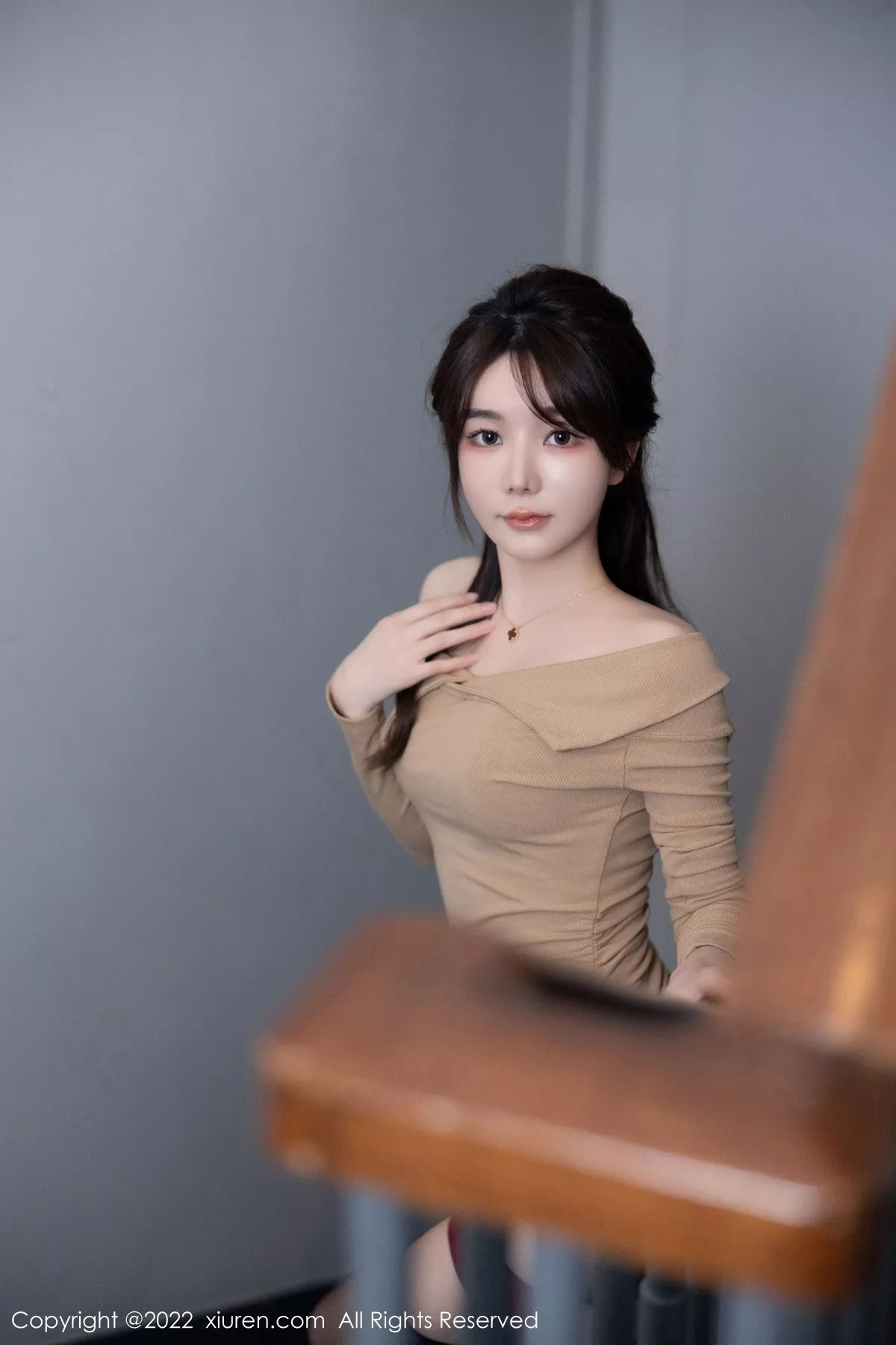 秀人集.com_[XiuRen秀人网]No.6056_模特婠婠么性感杏色连衣短裙露暗红色内衣秀绝美身材诱惑写真81P