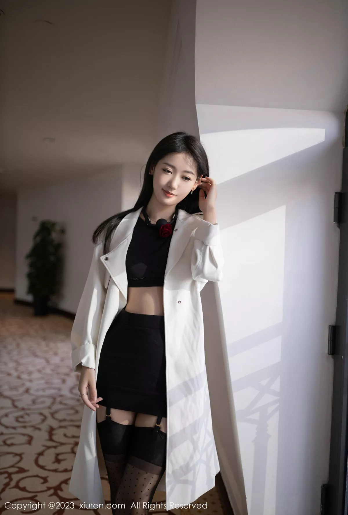 秀人集.com_[XiuRen秀人网]No.6079_模特唐安琪脱白色外衣露黑色轻透蕾丝内衣配黑丝吊袜诱惑写真83P