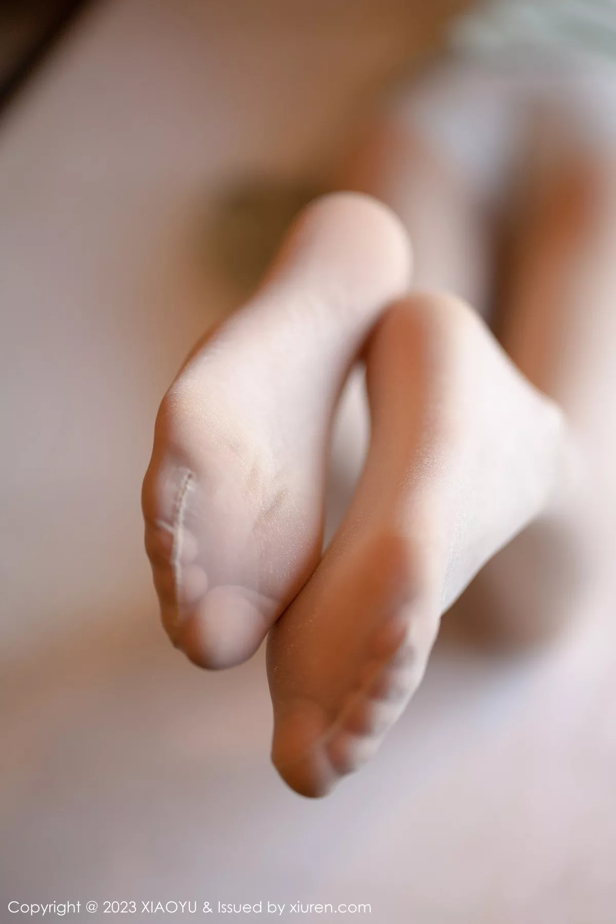 秀人集.com_[XiaoYu画语界]Vol.939_模特77qiqi白色上衣配蓝短裙半脱露浅色内衣配原色丝袜诱惑写真90P