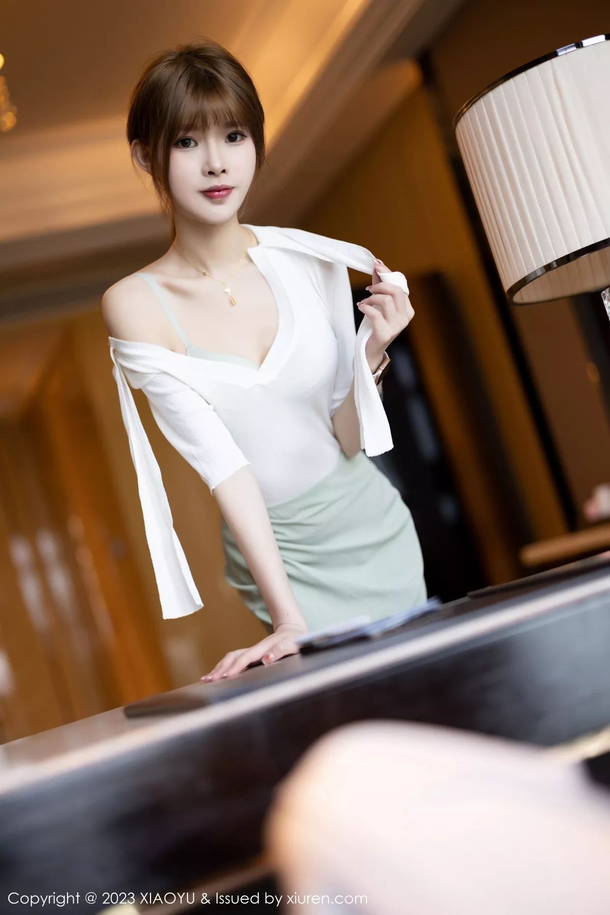 秀人集.com_[XiaoYu画语界]Vol.939_模特77qiqi白色上衣配蓝短裙半脱露浅色内衣配原色丝袜诱惑写真90P