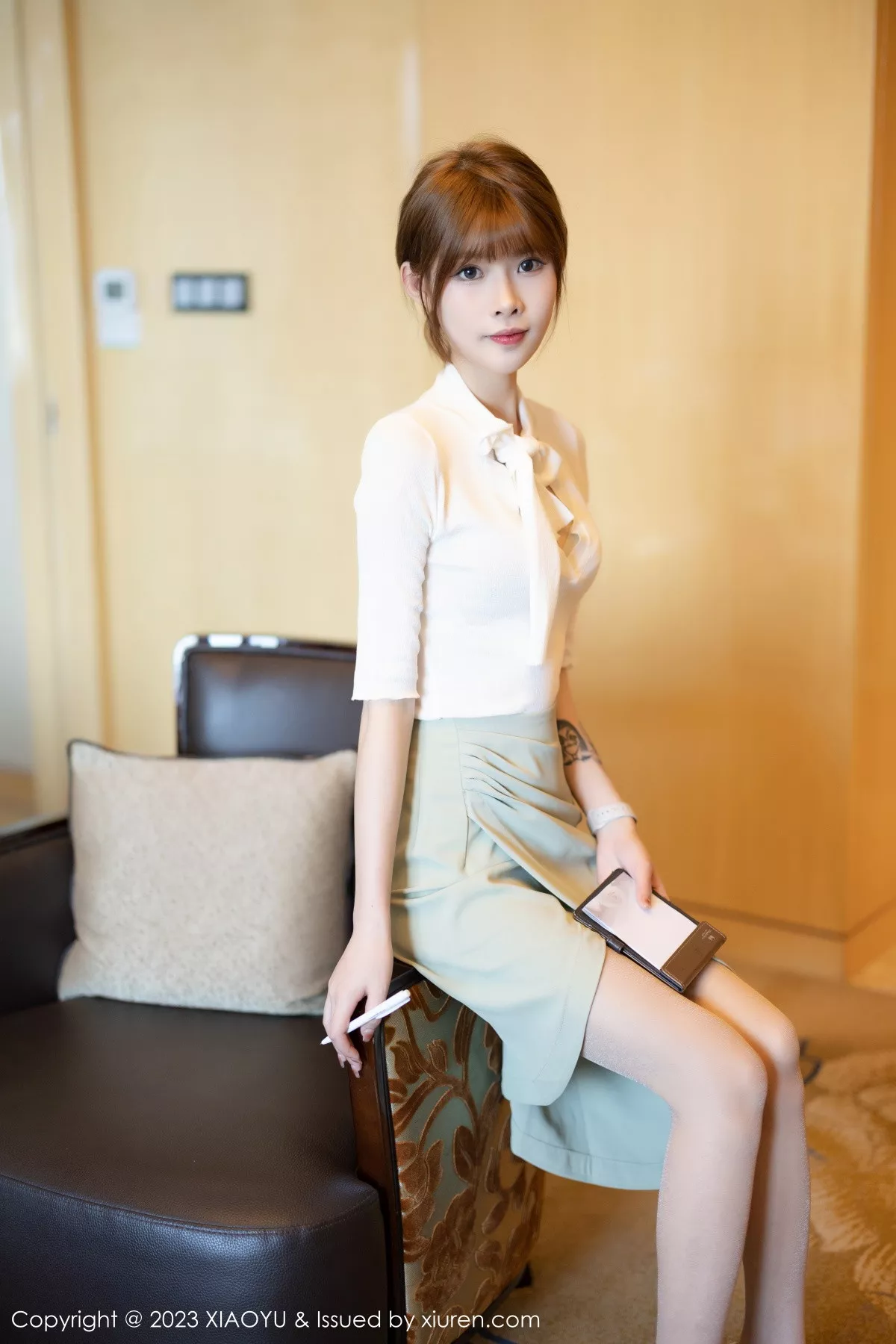 秀人集.com_[XiaoYu画语界]Vol.939_模特77qiqi白色上衣配蓝短裙半脱露浅色内衣配原色丝袜诱惑写真90P