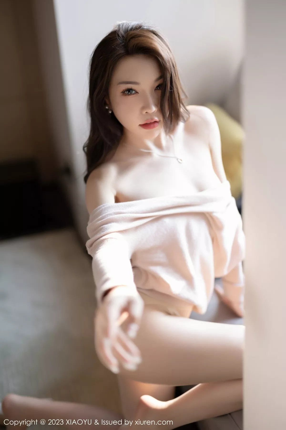 秀人集.com_[XiaoYu画语界]Vol.940_女神徐莉芝Booty浅暖色上衣配白色长裤露白色刺绣内衣诱惑写真93P