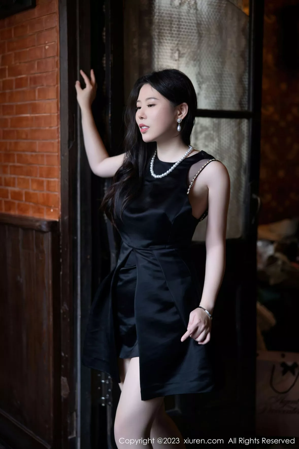 秀人集.com_[XiuRen秀人网]No.6089_模特白茹雪半脱连衣裙露性感红色蕾丝内衣秀丰腴身材诱惑写真72P