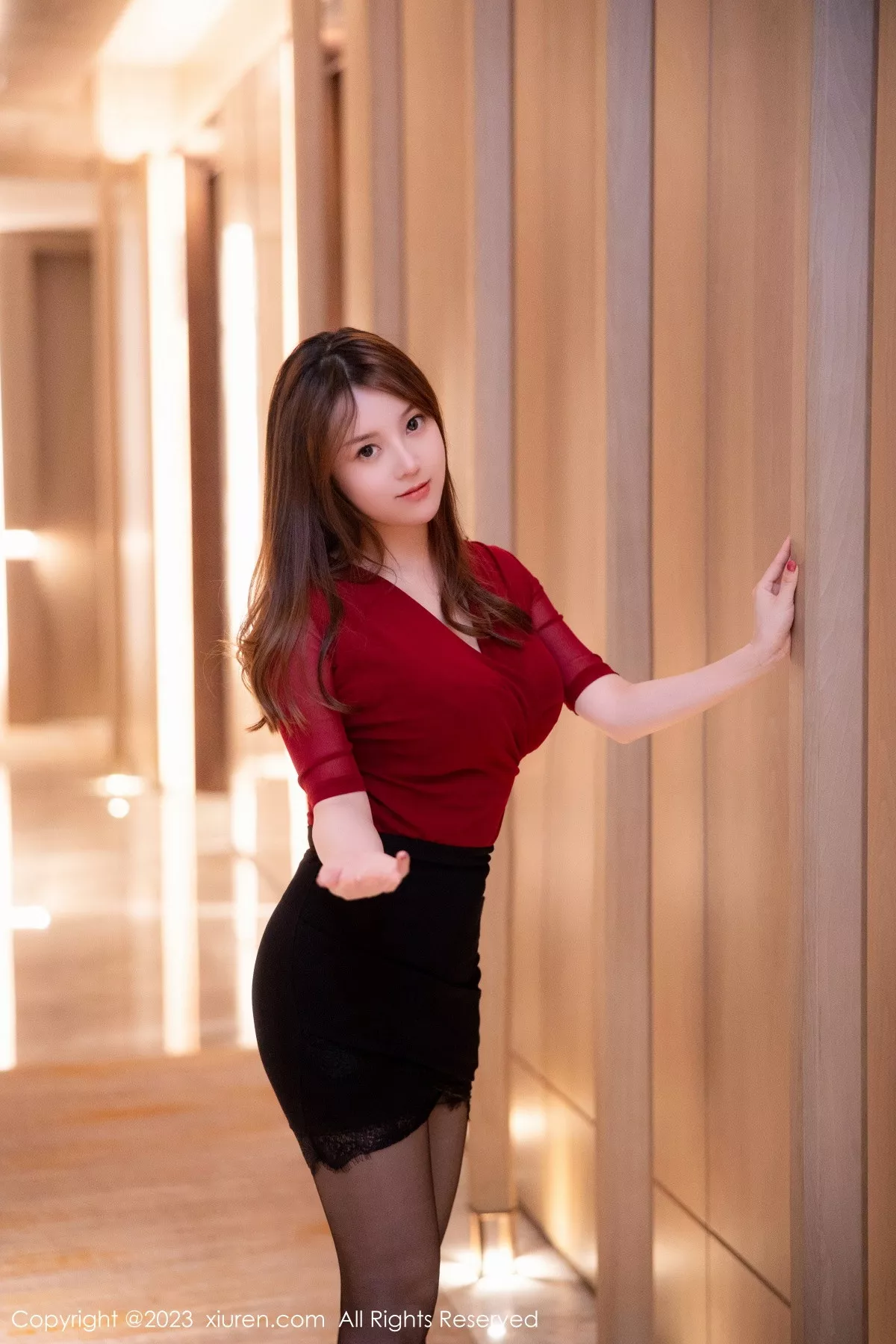 秀人集.com_[XiuRen秀人网]No.6096_模特豆瓣酱性感红色服饰配黑短裙露黑色蕾丝内衣丰满诱惑写真96P