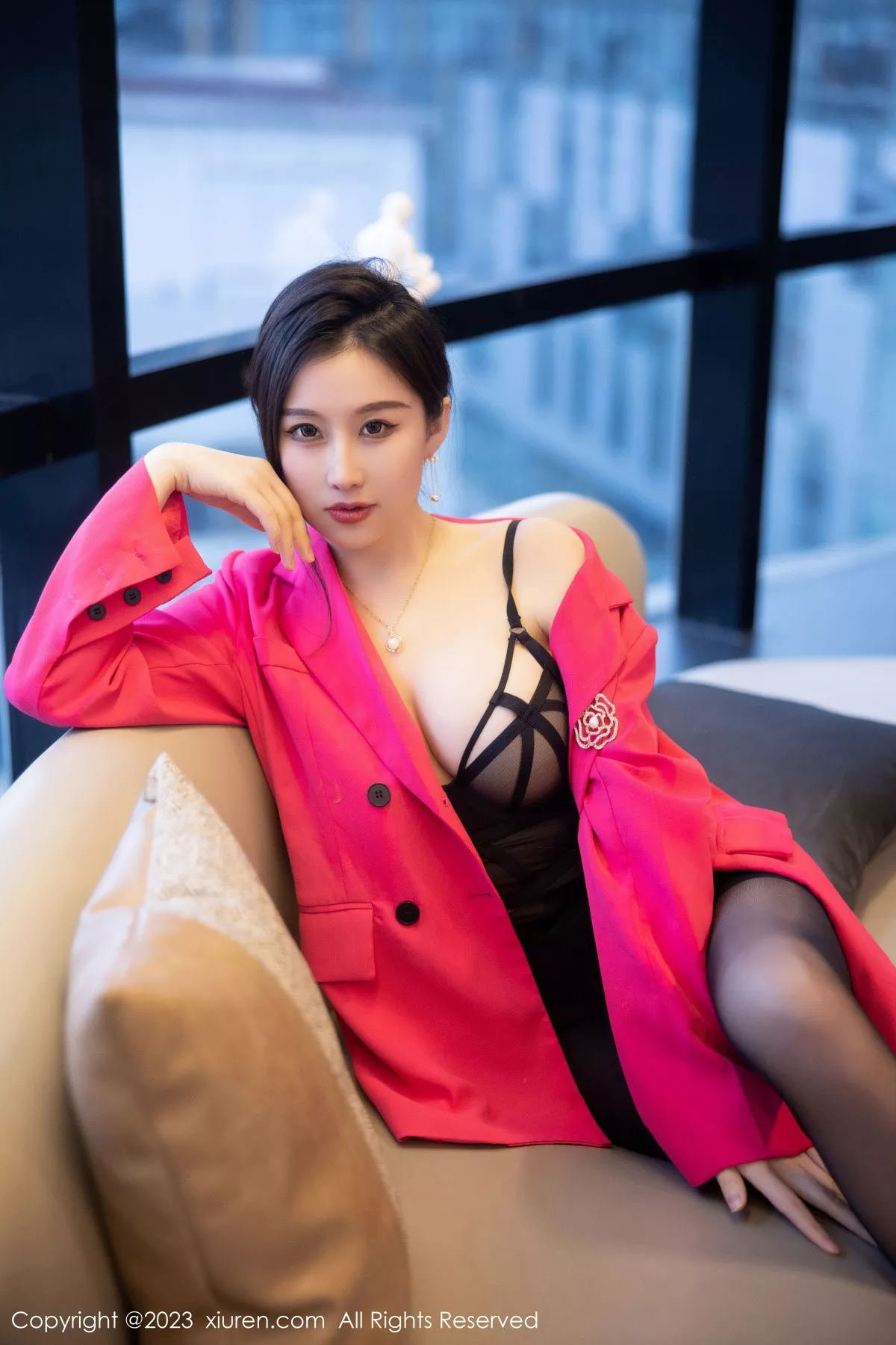 秀人集.com_[XiuRen秀人网]No.6103_模特月音瞳性感黑色情趣吊带服配超薄黑丝秀雪峰美腿诱惑写真93P