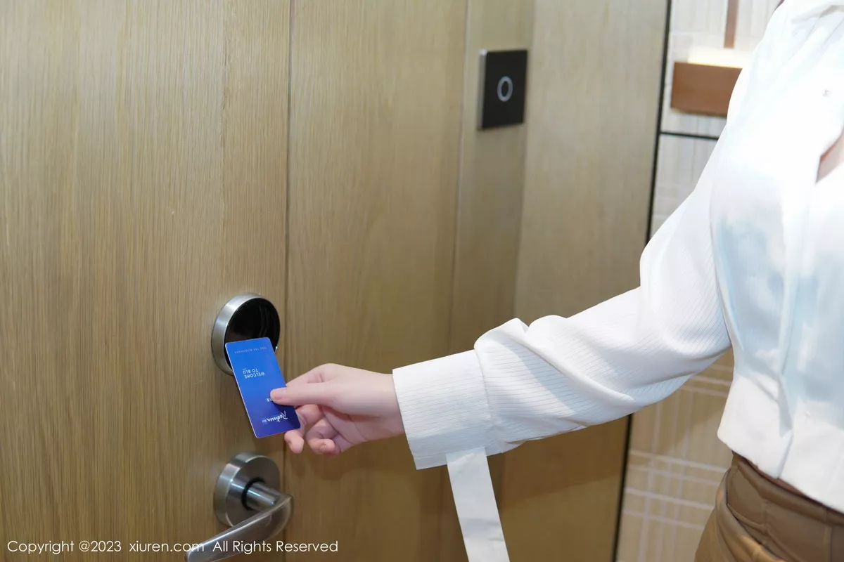 秀人集.com_[XiuRen秀人网]No.6111_模特桃桃子_性感白T配黄色短裙露蕾丝内衣配开档肉丝诱惑写真86P