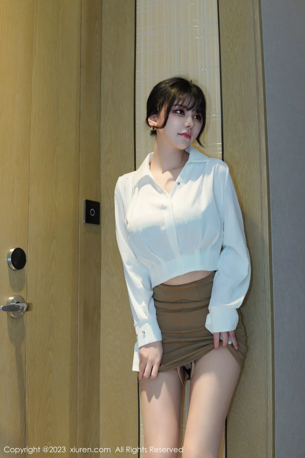 秀人集.com_[XiuRen秀人网]No.6111_模特桃桃子_性感白T配黄色短裙露蕾丝内衣配开档肉丝诱惑写真86P