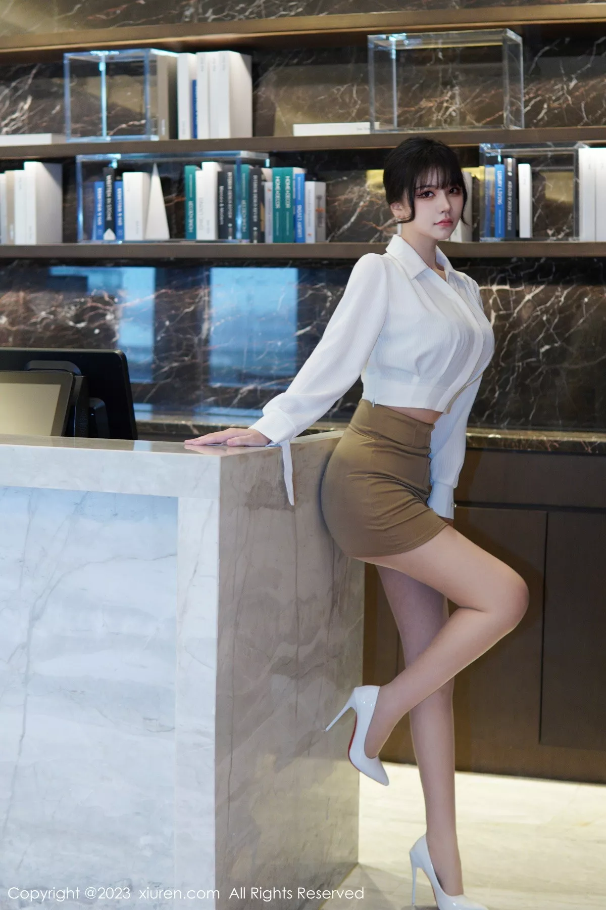 秀人集.com_[XiuRen秀人网]No.6111_模特桃桃子_性感白T配黄色短裙露蕾丝内衣配开档肉丝诱惑写真86P