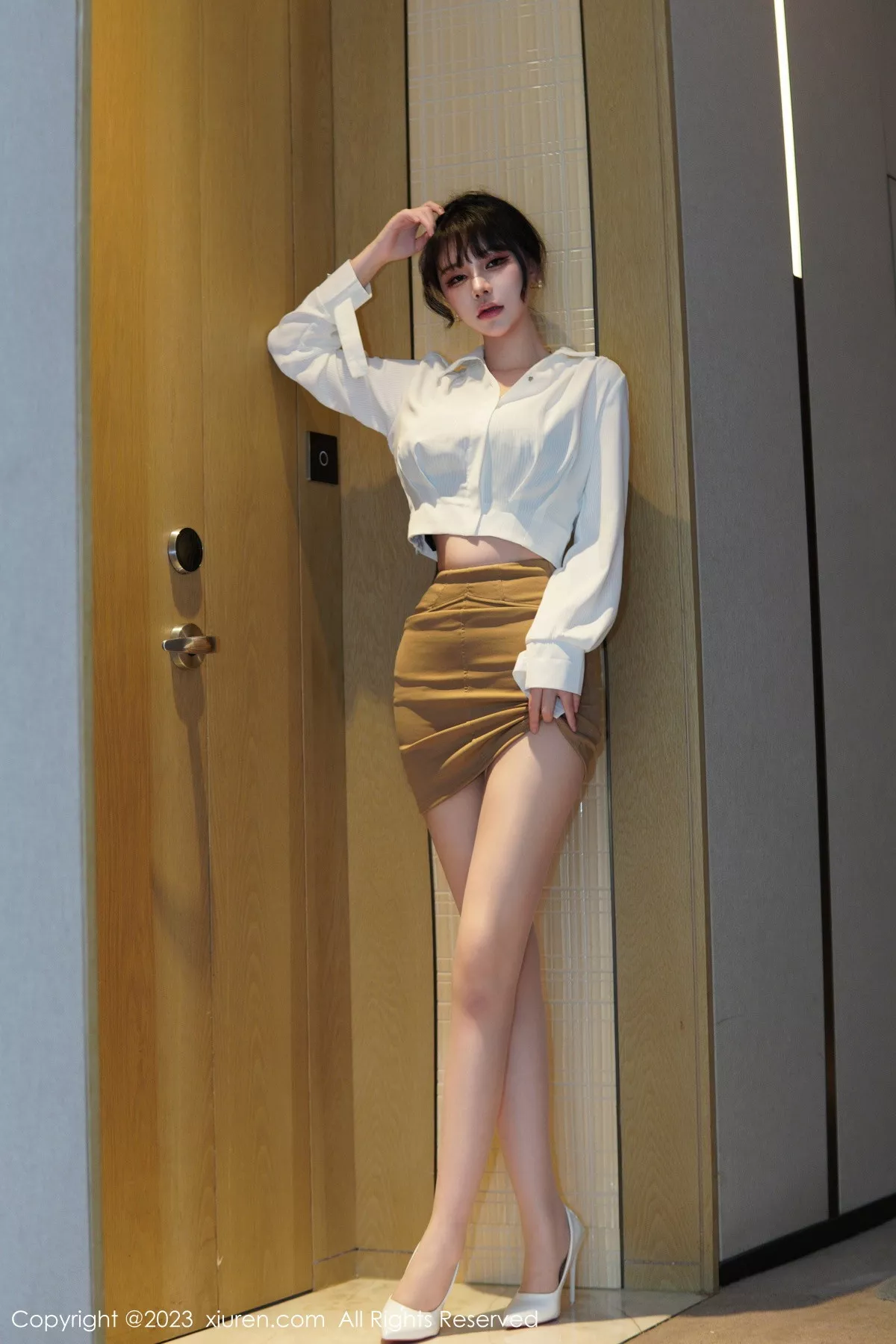 秀人集.com_[XiuRen秀人网]No.6111_模特桃桃子_性感白T配黄色短裙露蕾丝内衣配开档肉丝诱惑写真86P