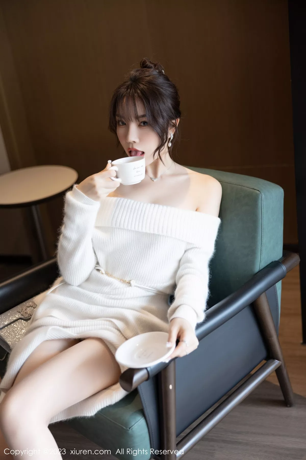 秀人集.com_[XiuRen秀人网]No.6132_女神徐莉芝Booty脱露肩连衣长裙露性感白色蕾丝内衣诱惑写真83P