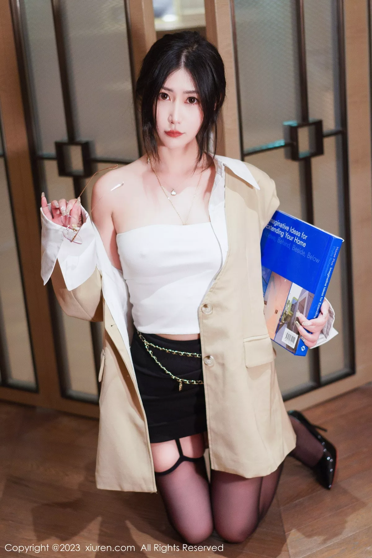 秀人集.com_[XiuRen秀人网]No.6129_模特laura阿姣白色露肩上衣配黑短裙露黑丝吊袜秀美腿诱惑写真71P