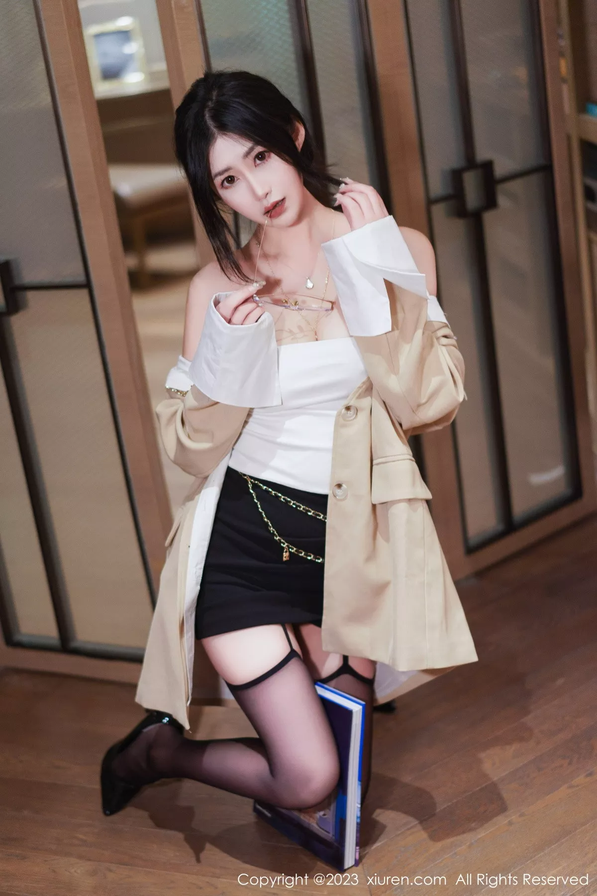 秀人集.com_[XiuRen秀人网]No.6129_模特laura阿姣白色露肩上衣配黑短裙露黑丝吊袜秀美腿诱惑写真71P