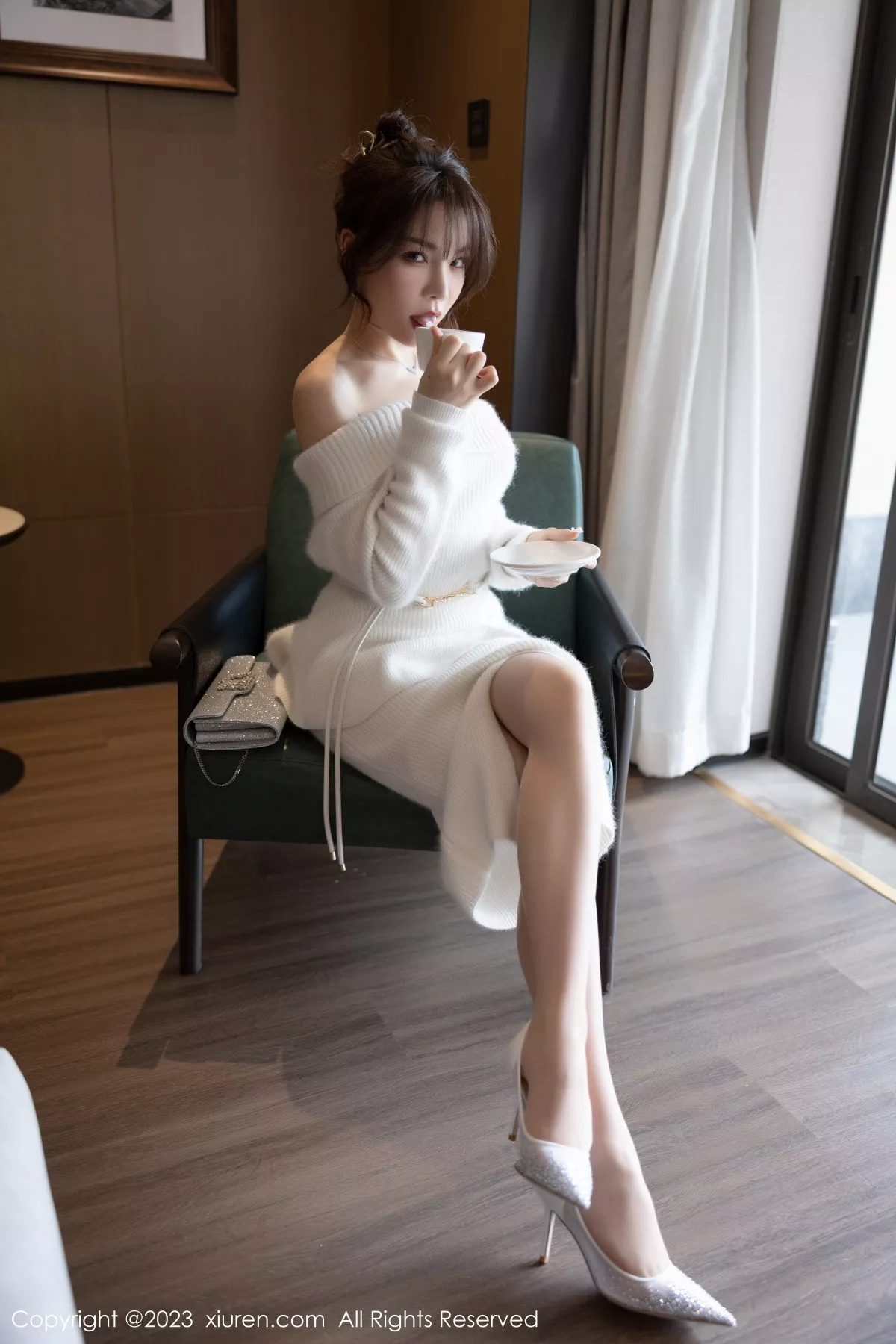 秀人集.com_[XiuRen秀人网]No.6132_女神徐莉芝Booty脱露肩连衣长裙露性感白色蕾丝内衣诱惑写真83P