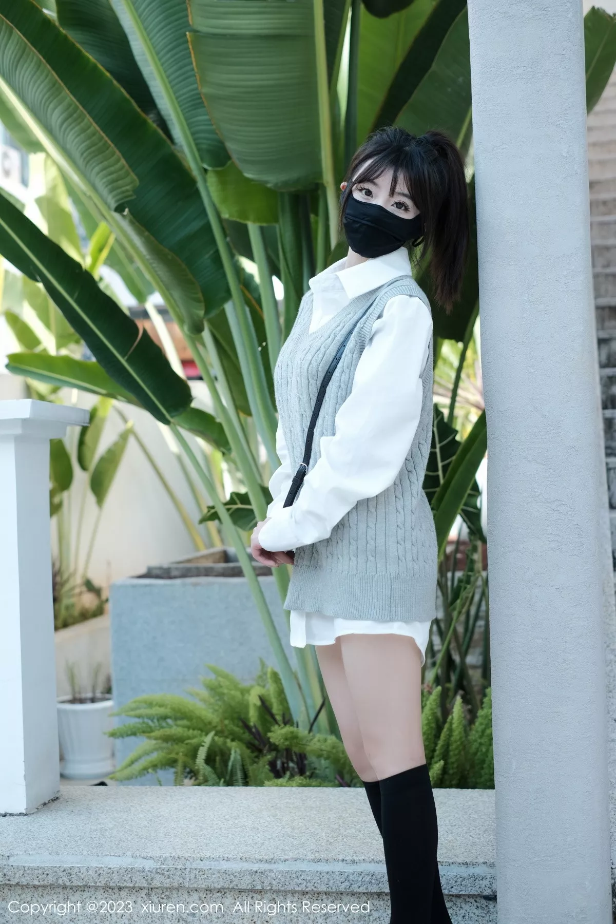 秀人集.com_[XiuRen秀人网]No.6145_模特佘贝拉bella南京旅拍性感白T配灰色短裙秀完美身材迷人写真59P