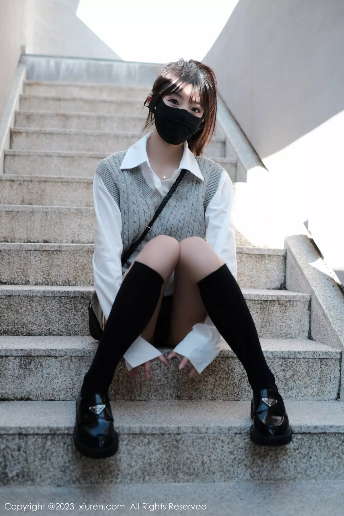 秀人集.com_[XiuRen秀人网]No.6145_模特佘贝拉bella南京旅拍性感白T配灰色短裙秀完美身材迷人写真59P