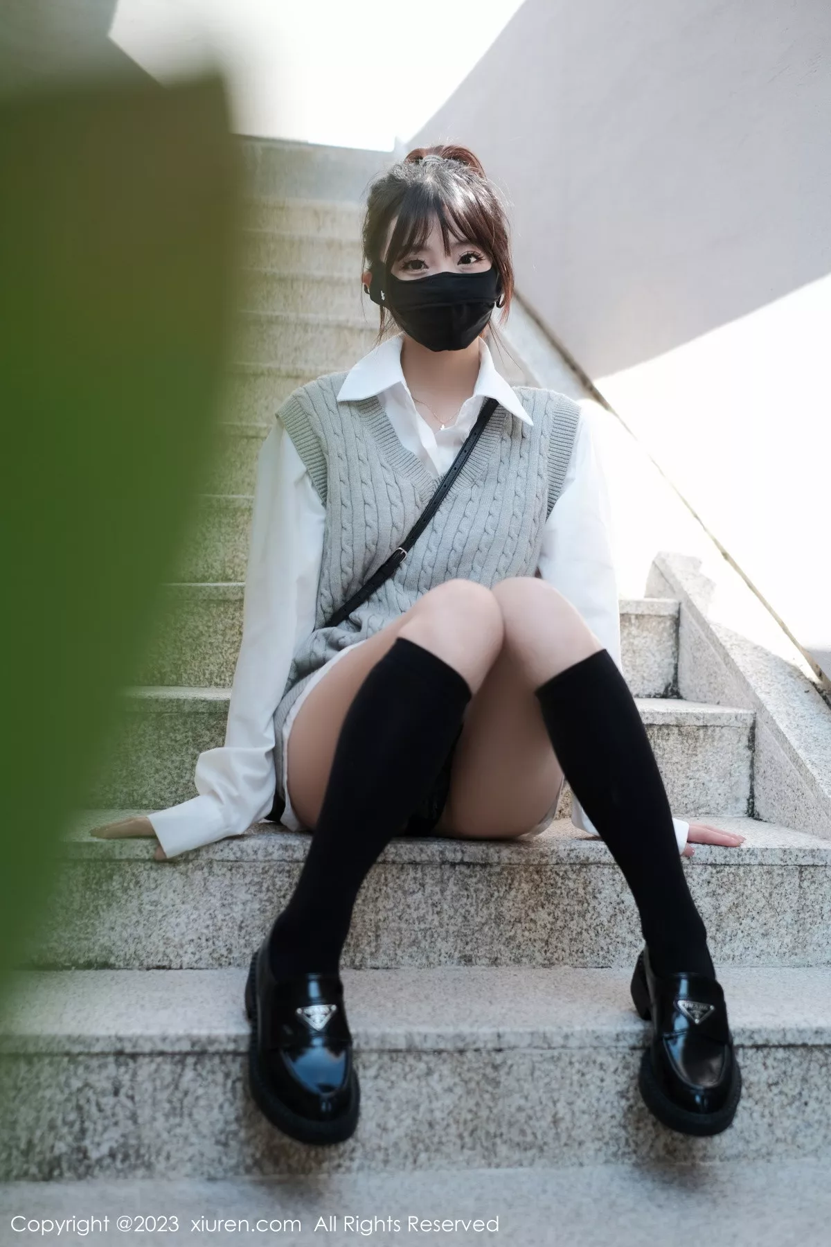 秀人集.com_[XiuRen秀人网]No.6145_模特佘贝拉bella南京旅拍性感白T配灰色短裙秀完美身材迷人写真59P