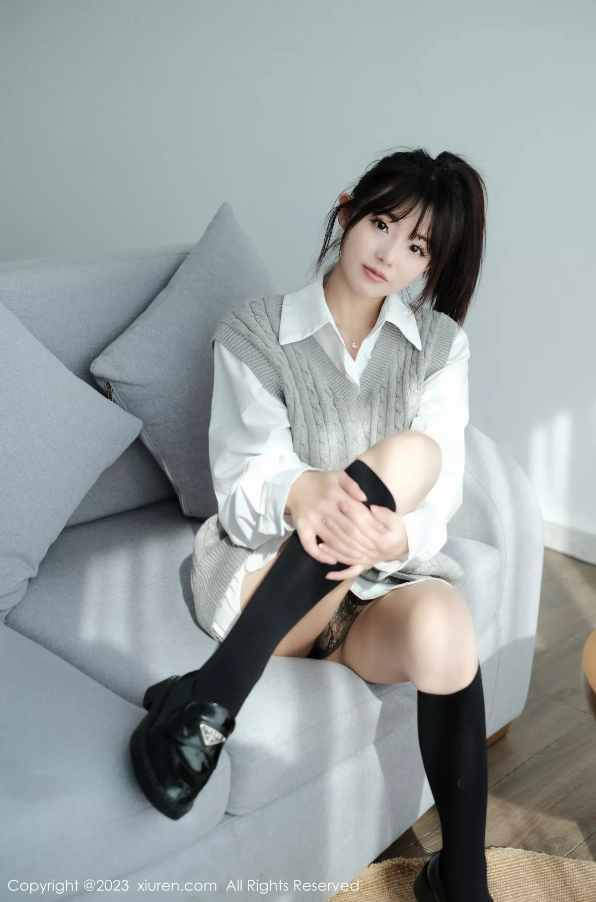 秀人集.com_[XiuRen秀人网]No.6145_模特佘贝拉bella南京旅拍性感白T配灰色短裙秀完美身材迷人写真59P