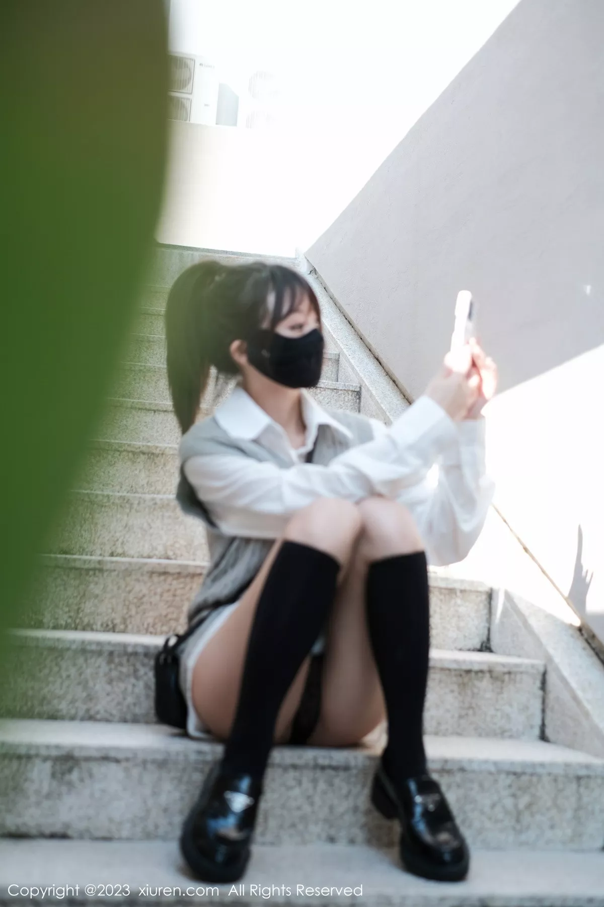 秀人集.com_[XiuRen秀人网]No.6145_模特佘贝拉bella南京旅拍性感白T配灰色短裙秀完美身材迷人写真59P