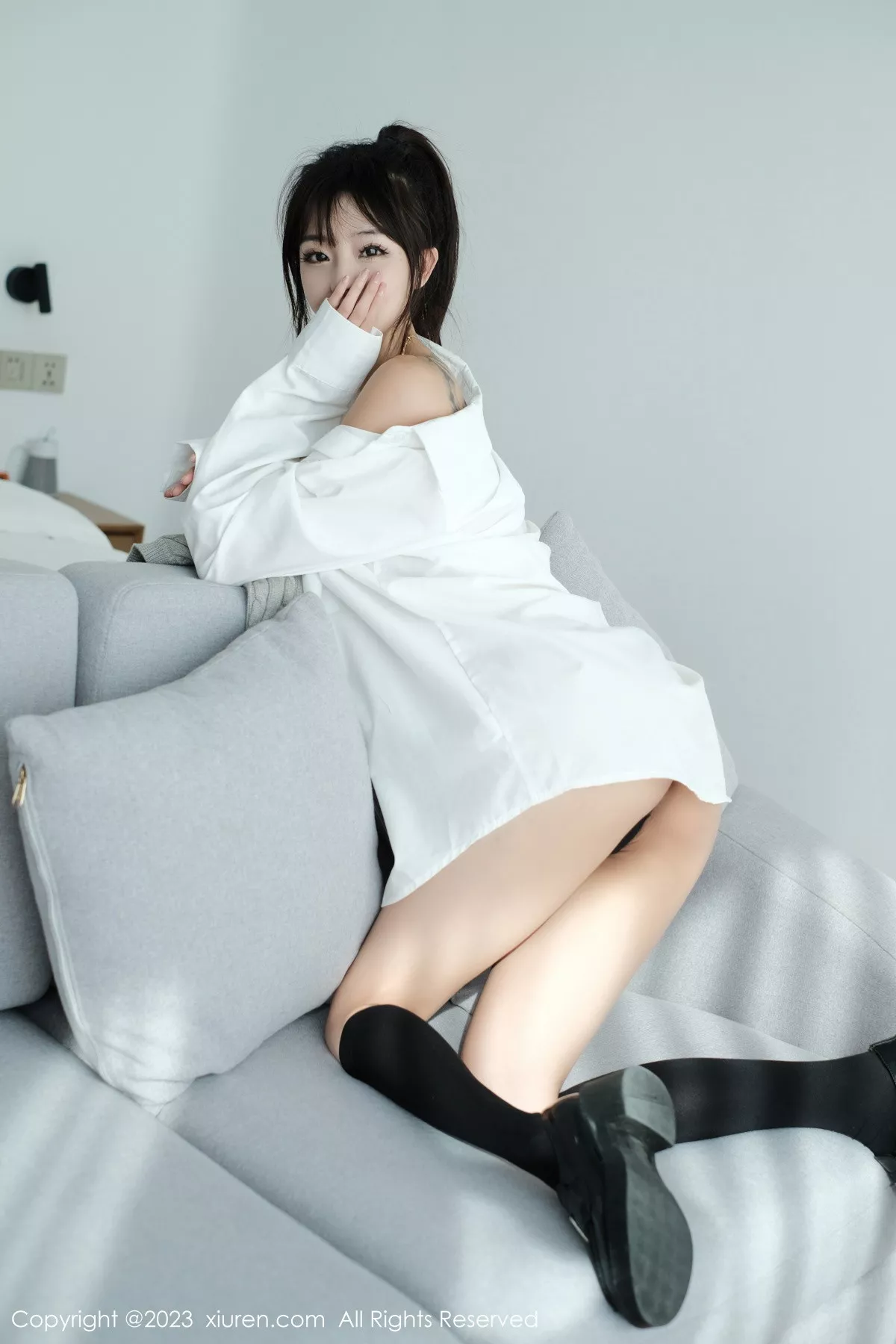 秀人集.com_[XiuRen秀人网]No.6145_模特佘贝拉bella南京旅拍性感白T配灰色短裙秀完美身材迷人写真59P