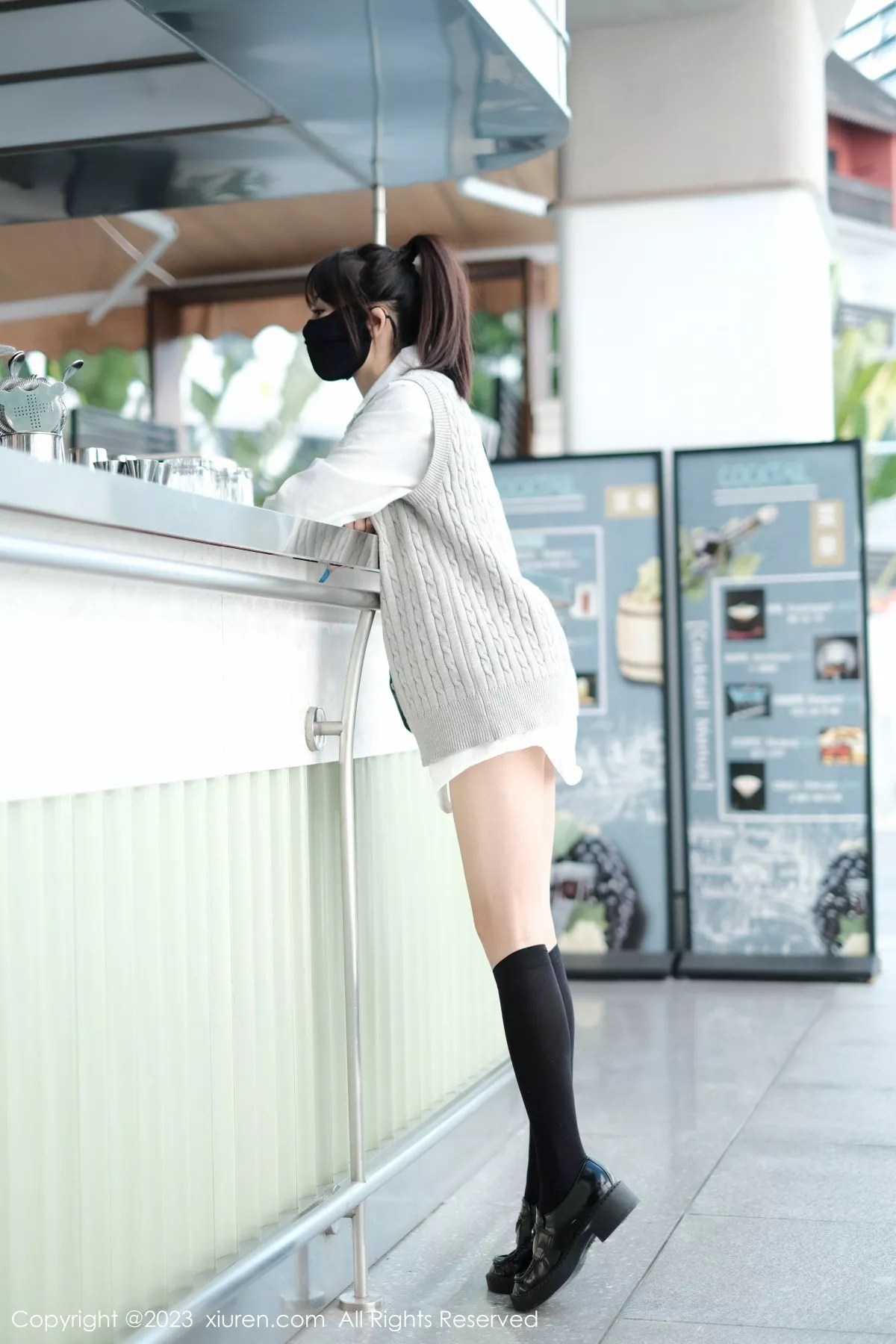 秀人集.com_[XiuRen秀人网]No.6145_模特佘贝拉bella南京旅拍性感白T配灰色短裙秀完美身材迷人写真59P