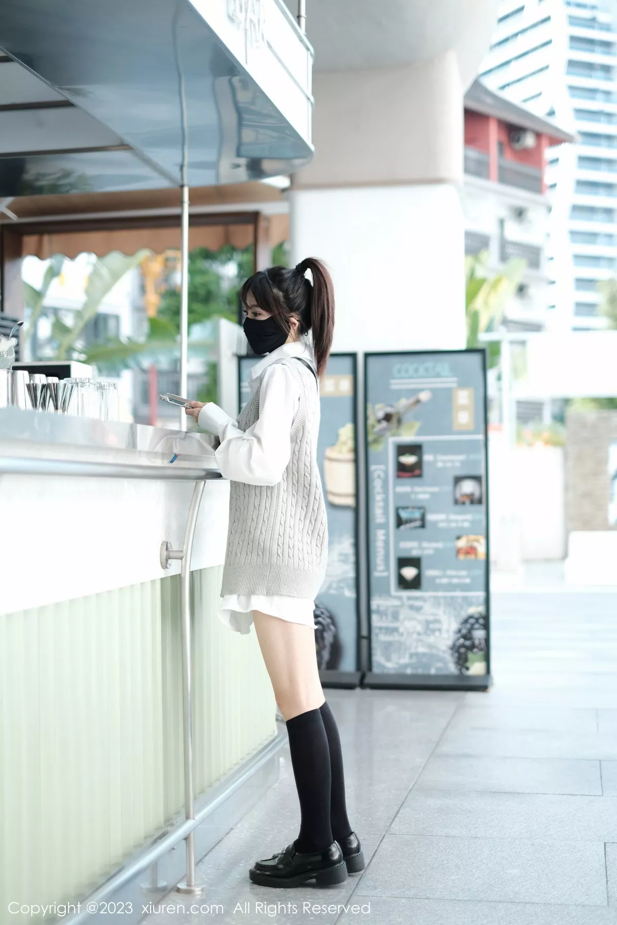 秀人集.com_[XiuRen秀人网]No.6145_模特佘贝拉bella南京旅拍性感白T配灰色短裙秀完美身材迷人写真59P