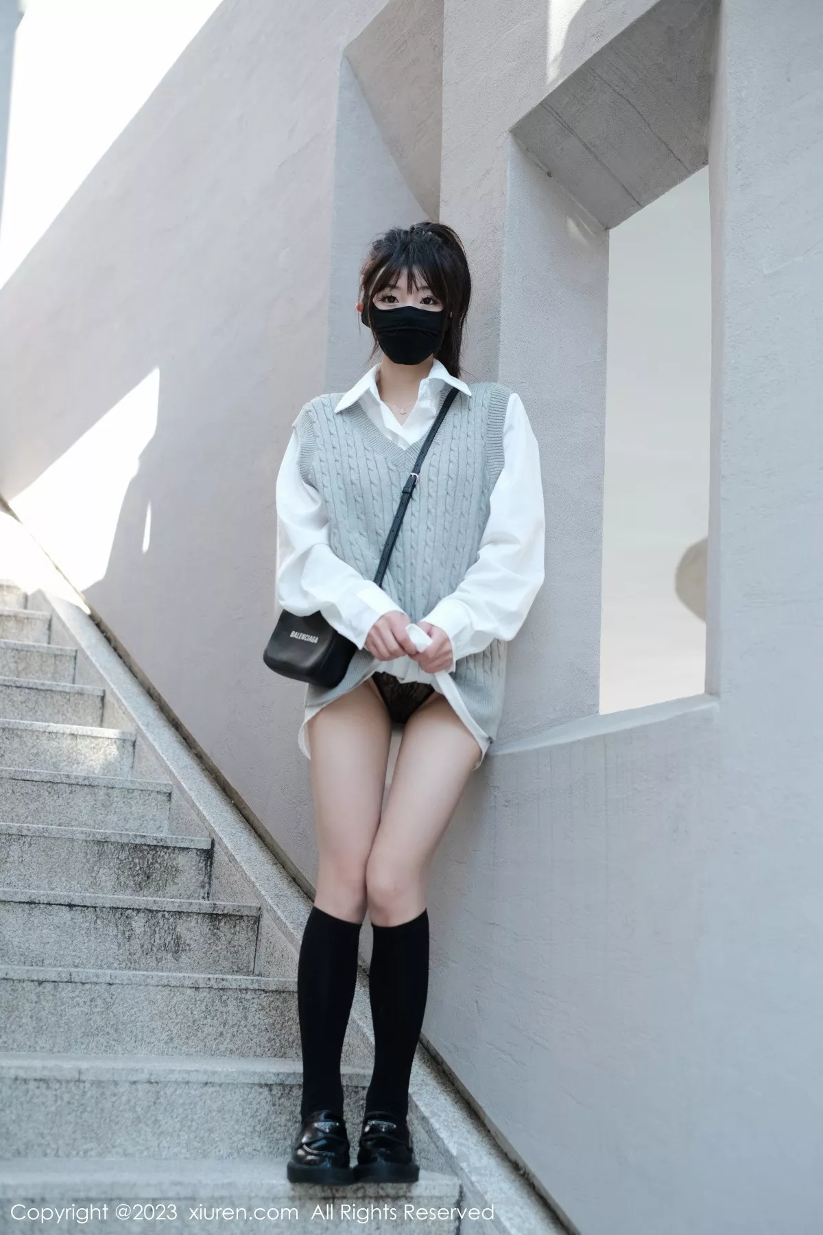 秀人集.com_[XiuRen秀人网]No.6145_模特佘贝拉bella南京旅拍性感白T配灰色短裙秀完美身材迷人写真59P