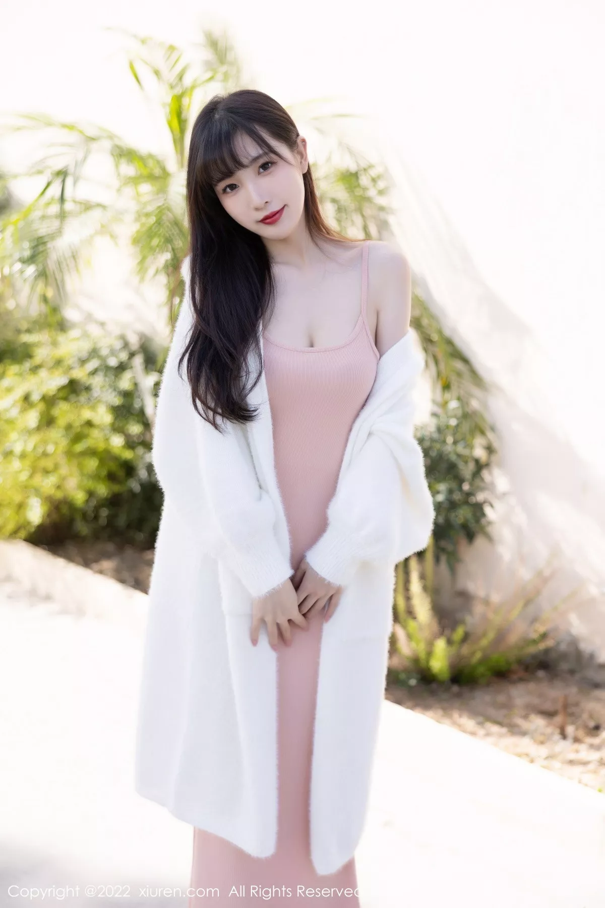 秀人集.com_[XiuRen秀人网]No.6052_模特林星阑脱白色长外套露淡红色吊带长裙配原色丝袜迷人写真82P