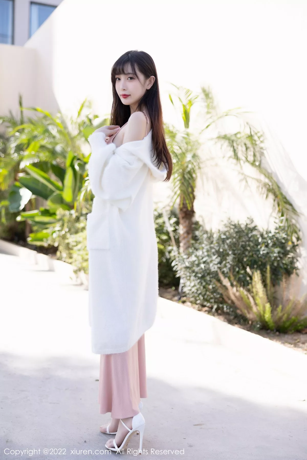 秀人集.com_[XiuRen秀人网]No.6052_模特林星阑脱白色长外套露淡红色吊带长裙配原色丝袜迷人写真82P
