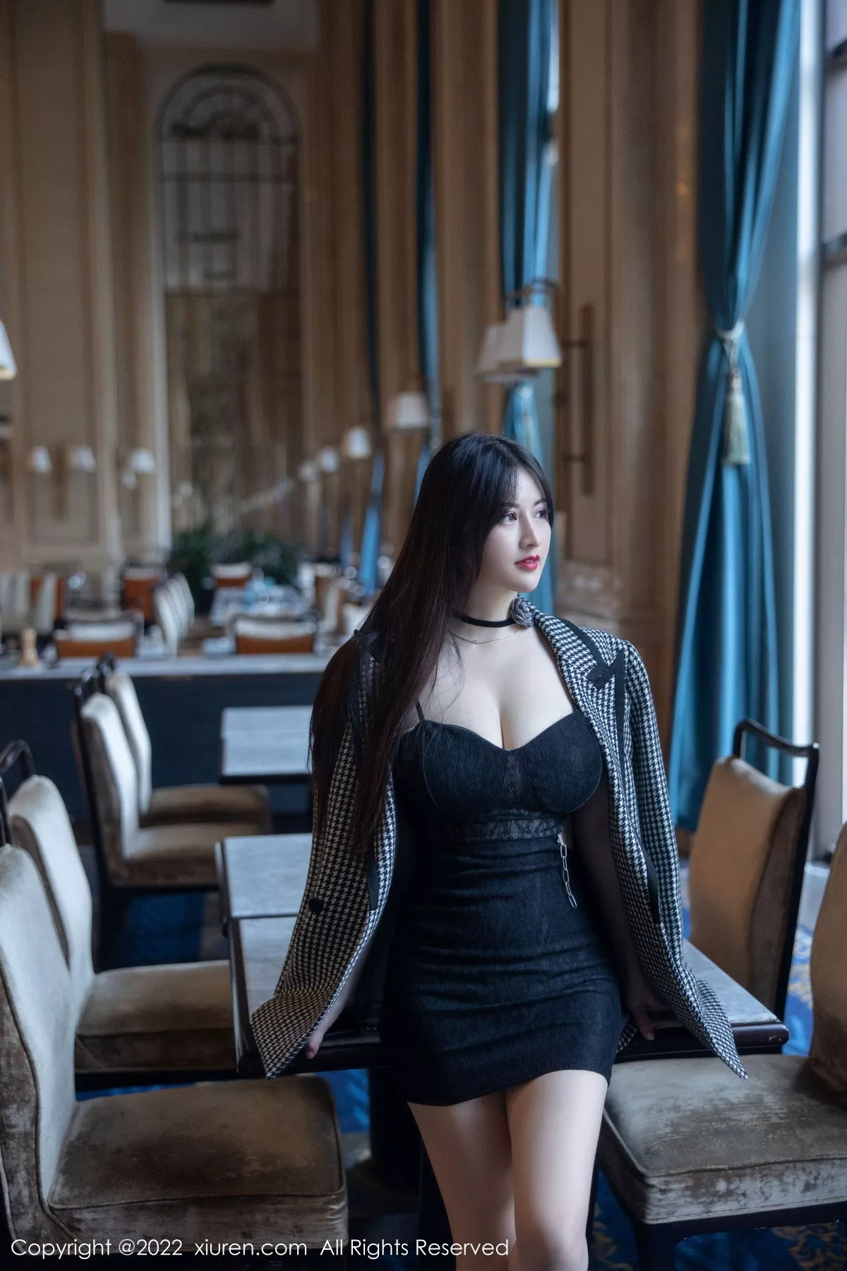 秀人集.com_[XiuRen秀人网]No.6049_模特诗诗kiki脱黑色吊带连衣短裙露粉色内衣秀丰满身材诱惑写真70P