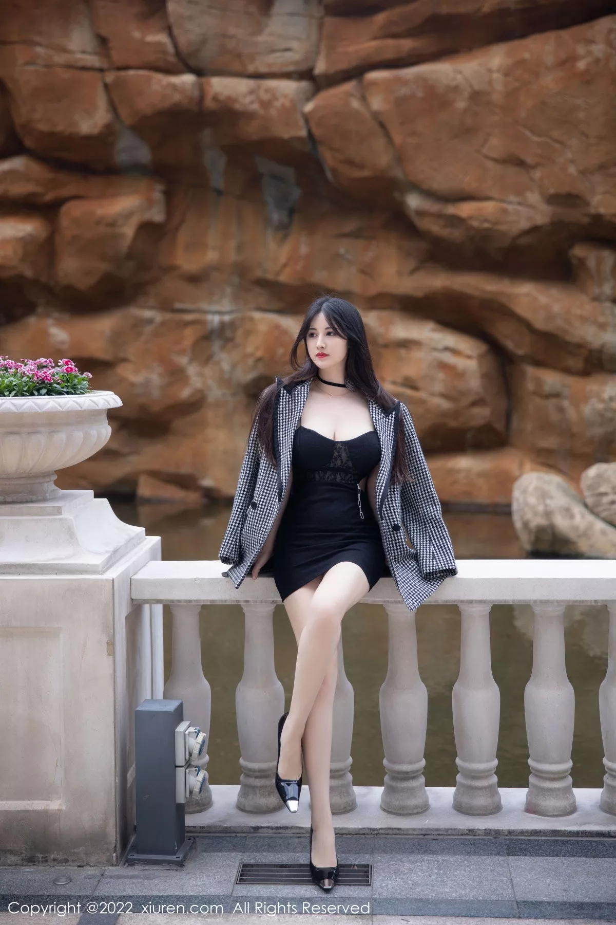 秀人集.com_[XiuRen秀人网]No.6049_模特诗诗kiki脱黑色吊带连衣短裙露粉色内衣秀丰满身材诱惑写真70P