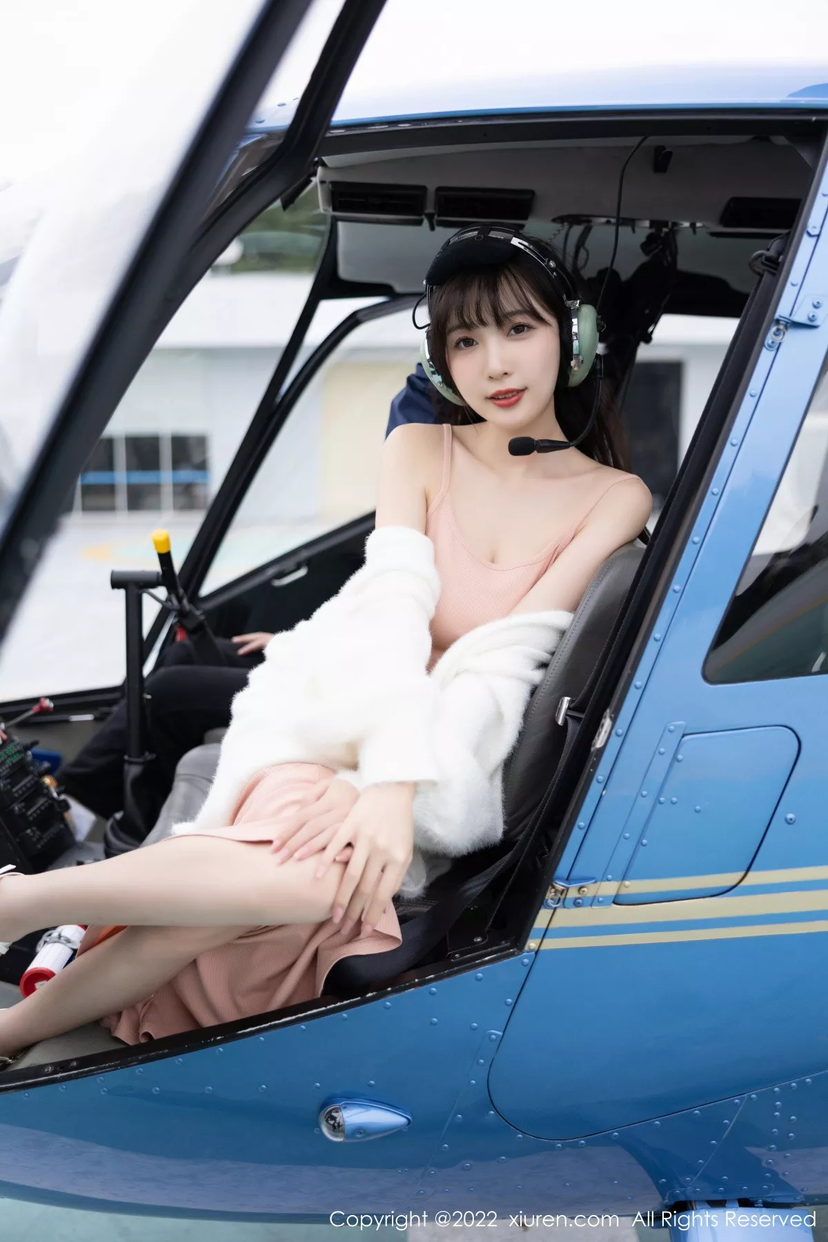 秀人集.com_[XiuRen秀人网]No.6052_模特林星阑脱白色长外套露淡红色吊带长裙配原色丝袜迷人写真82P