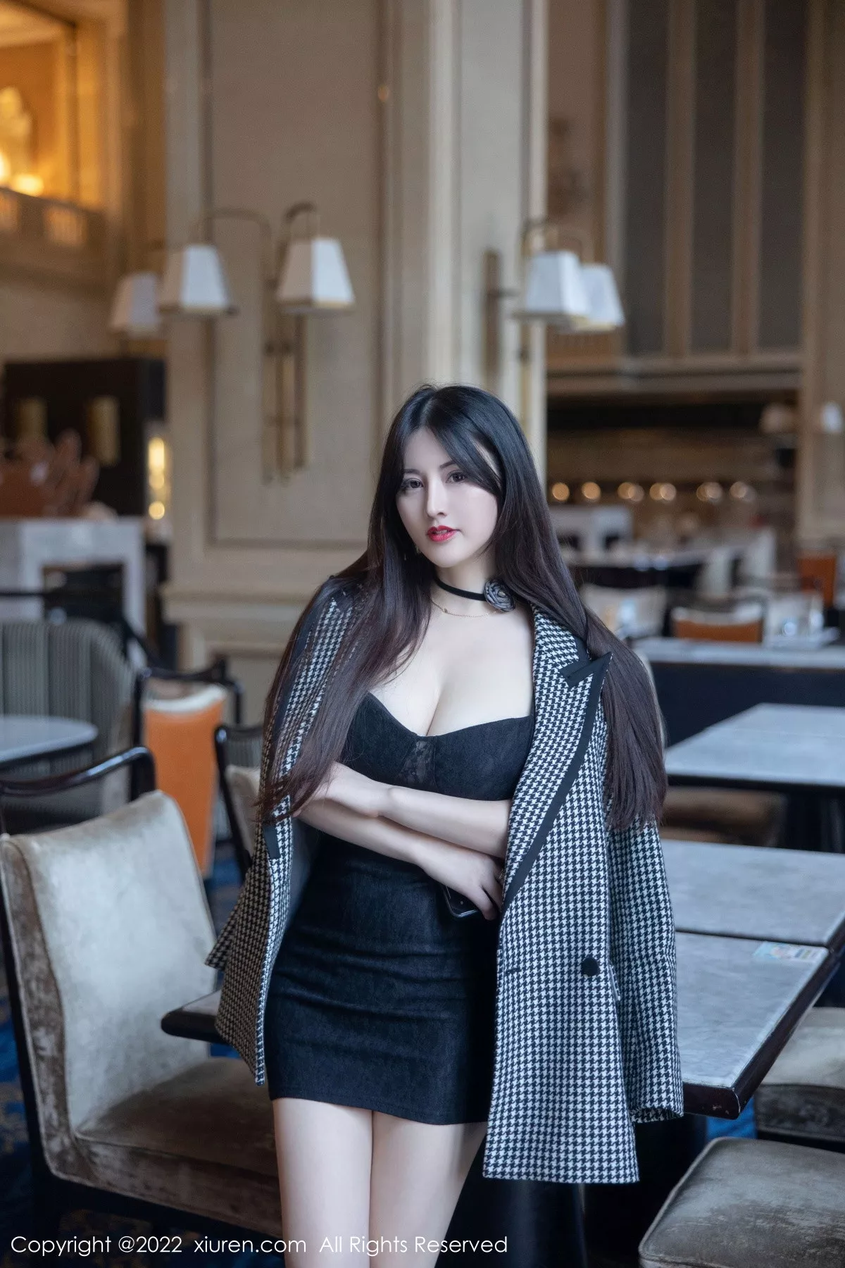 秀人集.com_[XiuRen秀人网]No.6049_模特诗诗kiki脱黑色吊带连衣短裙露粉色内衣秀丰满身材诱惑写真70P