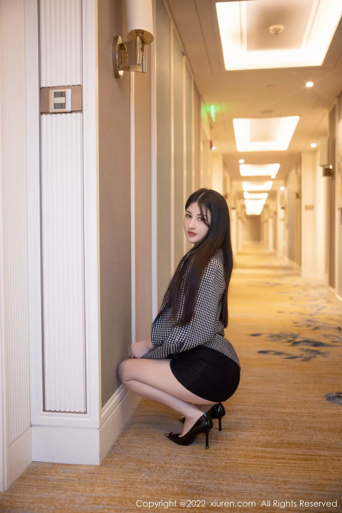 秀人集.com_[XiuRen秀人网]No.6049_模特诗诗kiki脱黑色吊带连衣短裙露粉色内衣秀丰满身材诱惑写真70P