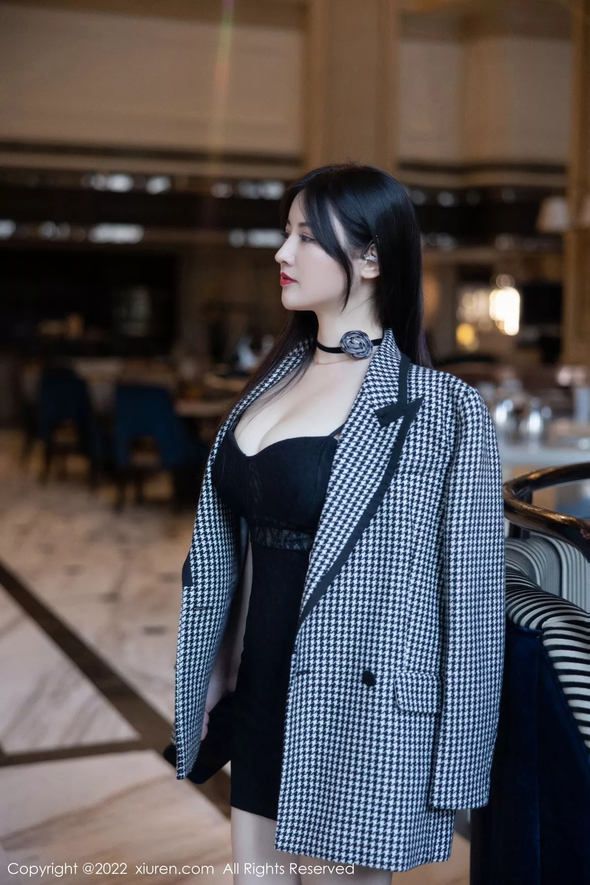 秀人集.com_[XiuRen秀人网]No.6049_模特诗诗kiki脱黑色吊带连衣短裙露粉色内衣秀丰满身材诱惑写真70P