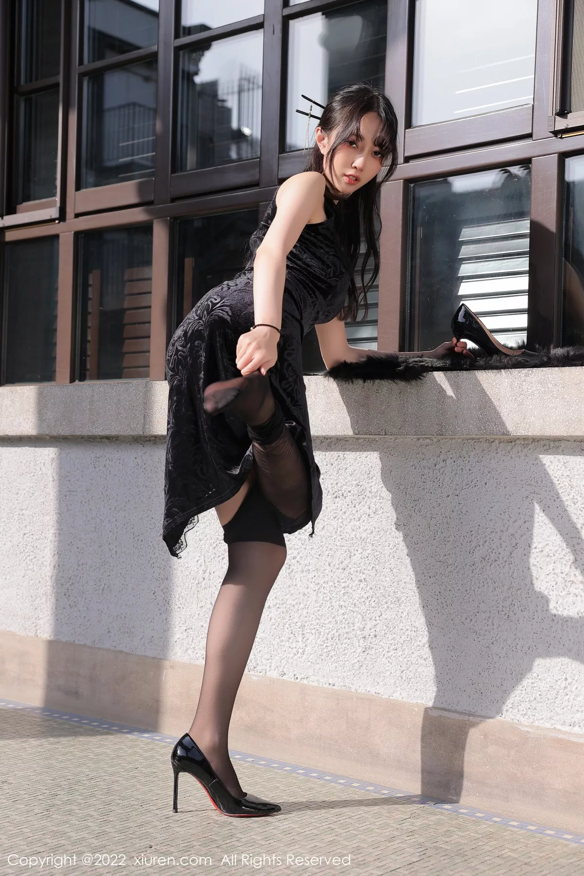 秀人集.com_[XiuRen秀人网]No.6050_模特玥儿玥er性感黑色露肩旗袍配超薄黑丝秀曼妙身姿迷人写真62P