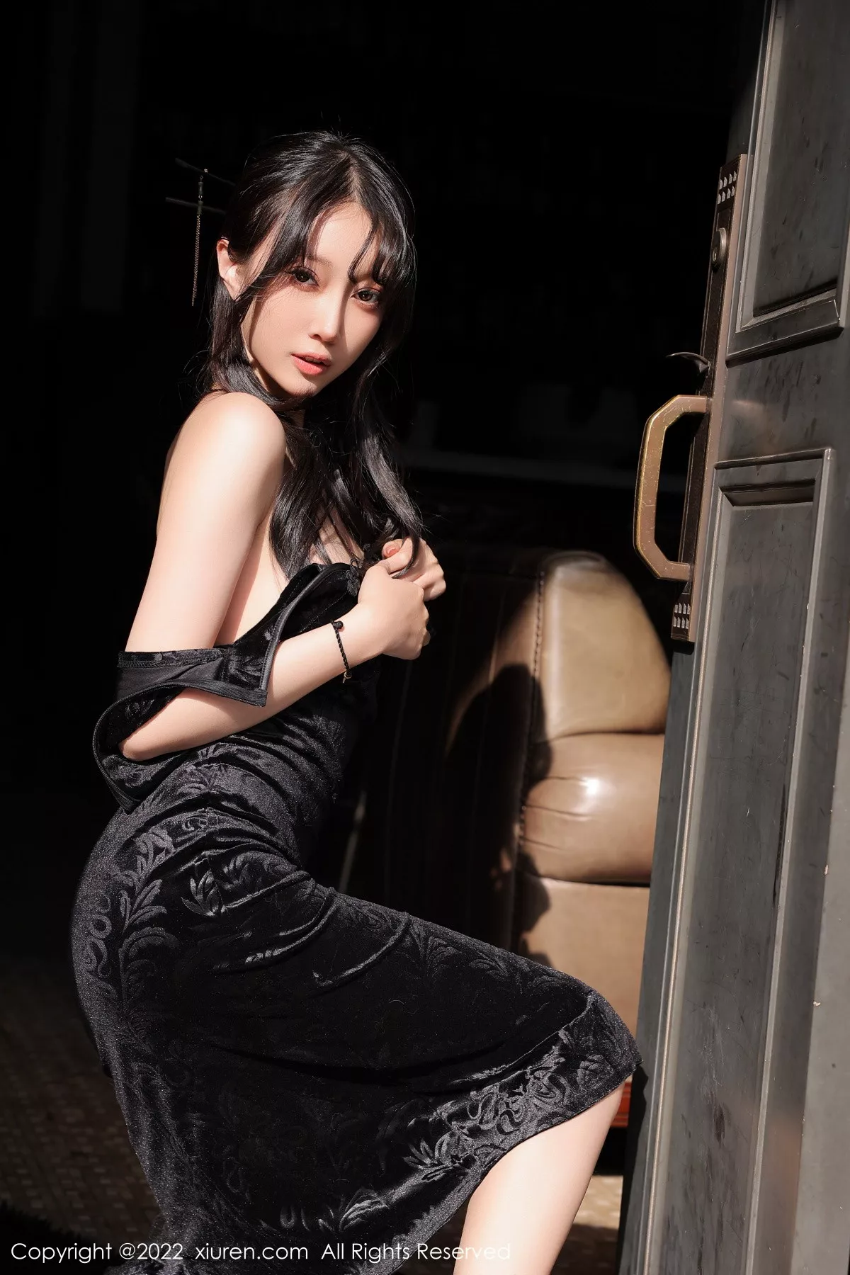 秀人集.com_[XiuRen秀人网]No.6050_模特玥儿玥er性感黑色露肩旗袍配超薄黑丝秀曼妙身姿迷人写真62P