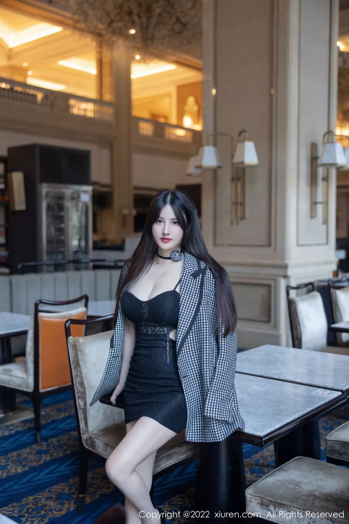 秀人集.com_[XiuRen秀人网]No.6049_模特诗诗kiki脱黑色吊带连衣短裙露粉色内衣秀丰满身材诱惑写真70P