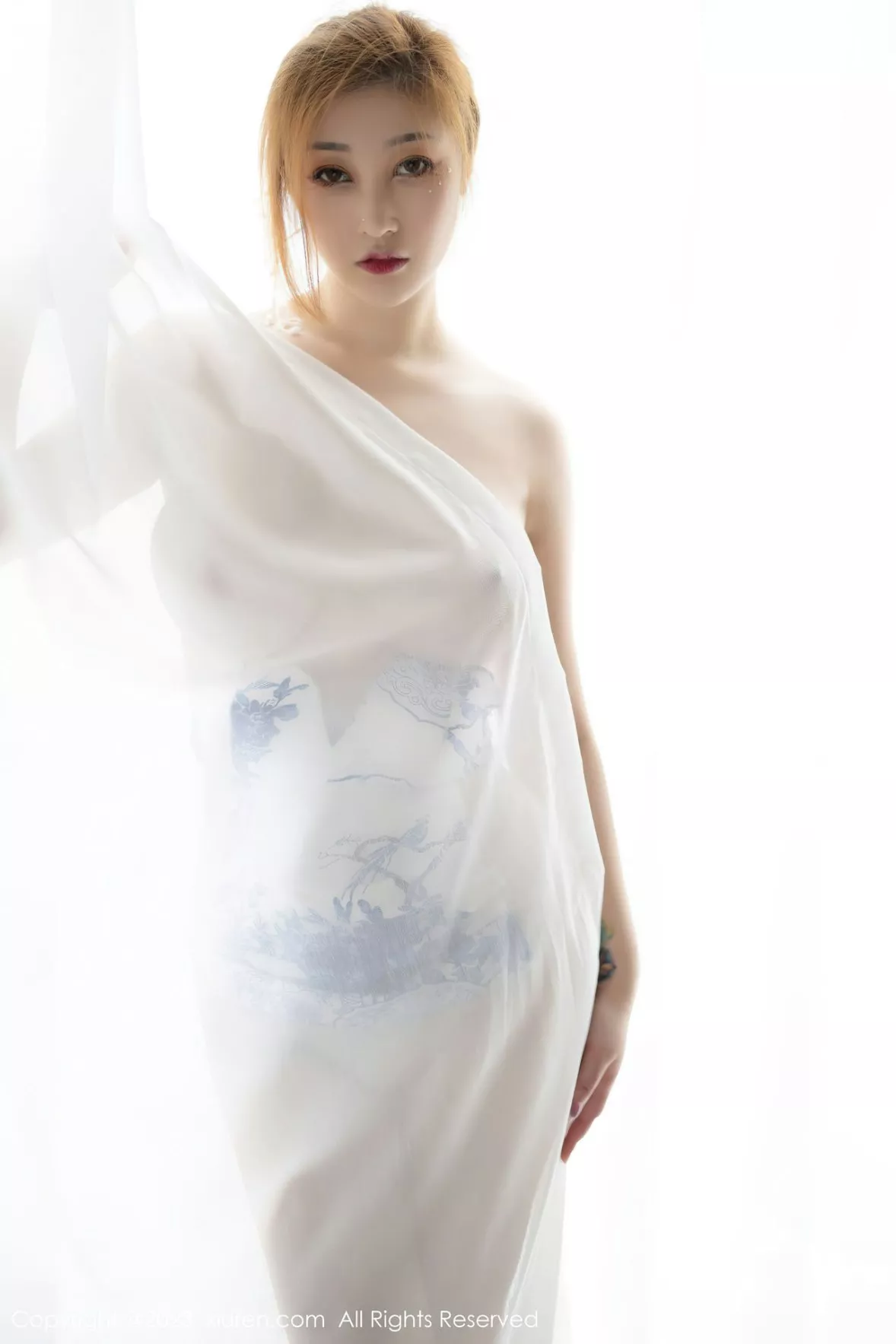 秀人集.com_[XiuRen秀人网]No.6199_女神妲己_Toxic白色轻透青花露肩服饰低胸秀丰满身材诱惑写真62P