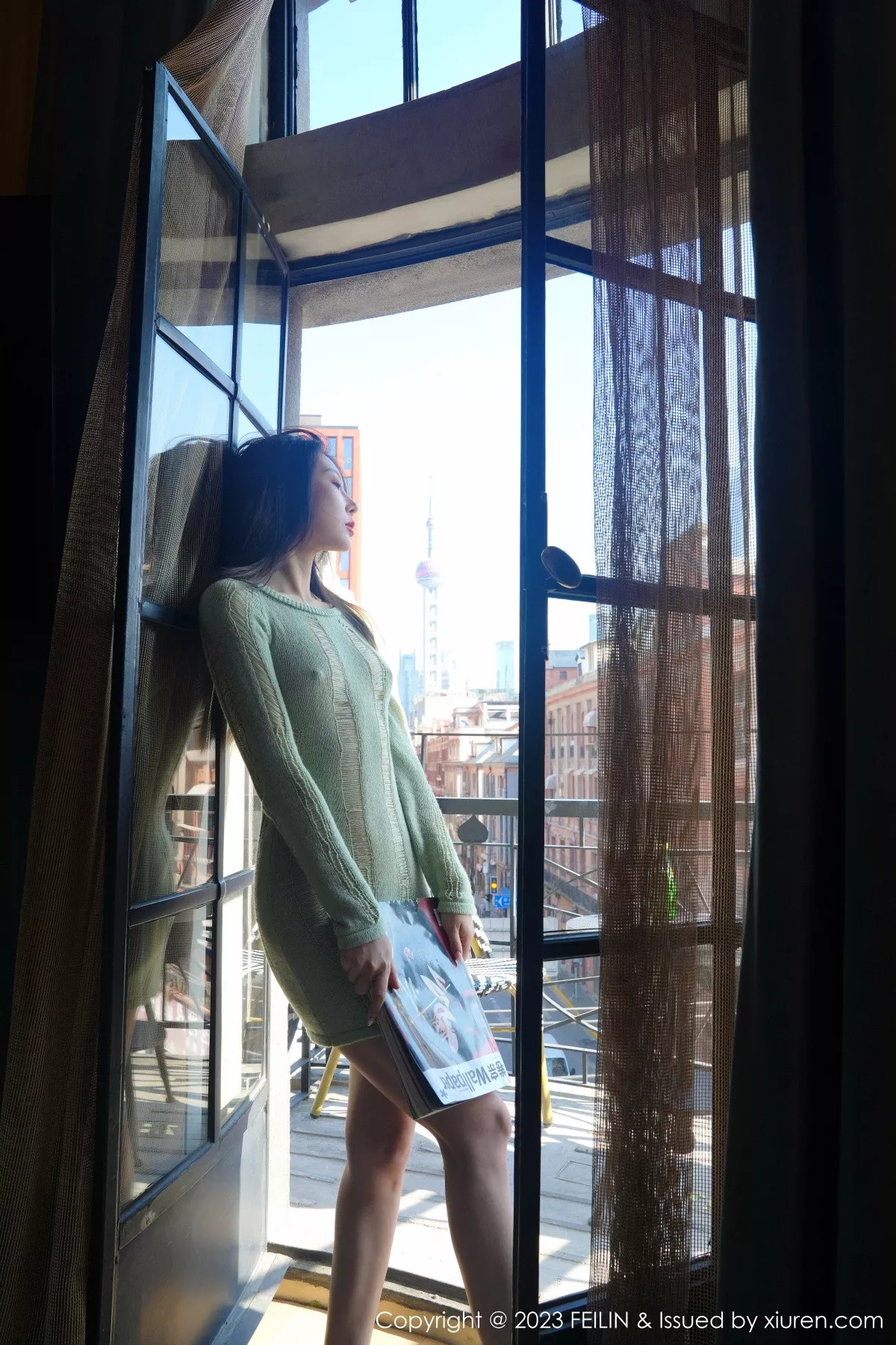 秀人集.com_[FeiLin嗲囡囡]VOL.462_女神冯木木LRIS酒店场景浅绿薄透上衣半脱秀惹火身材迷人写真79P