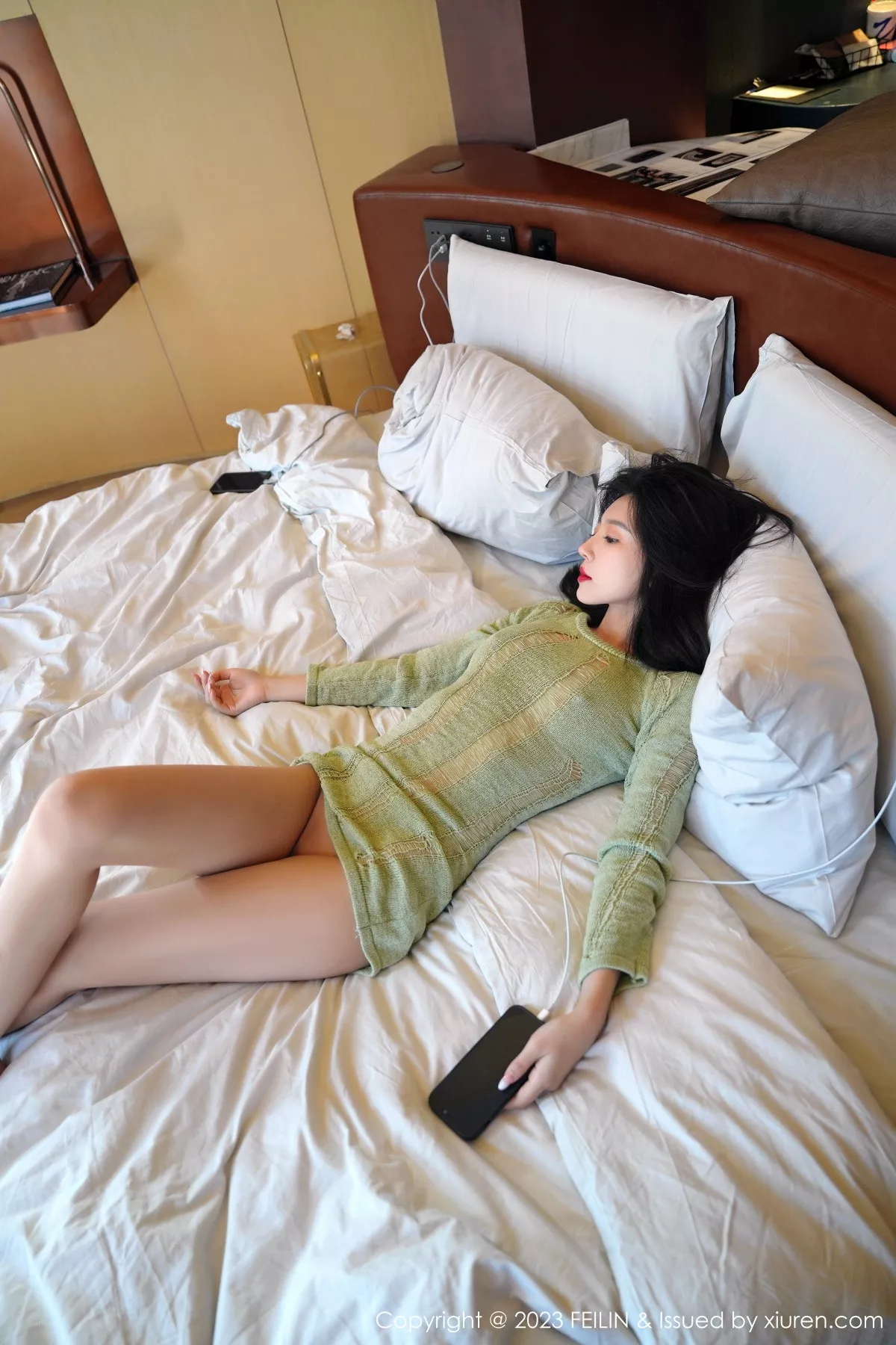 秀人集.com_[FeiLin嗲囡囡]VOL.462_女神冯木木LRIS酒店场景浅绿薄透上衣半脱秀惹火身材迷人写真79P