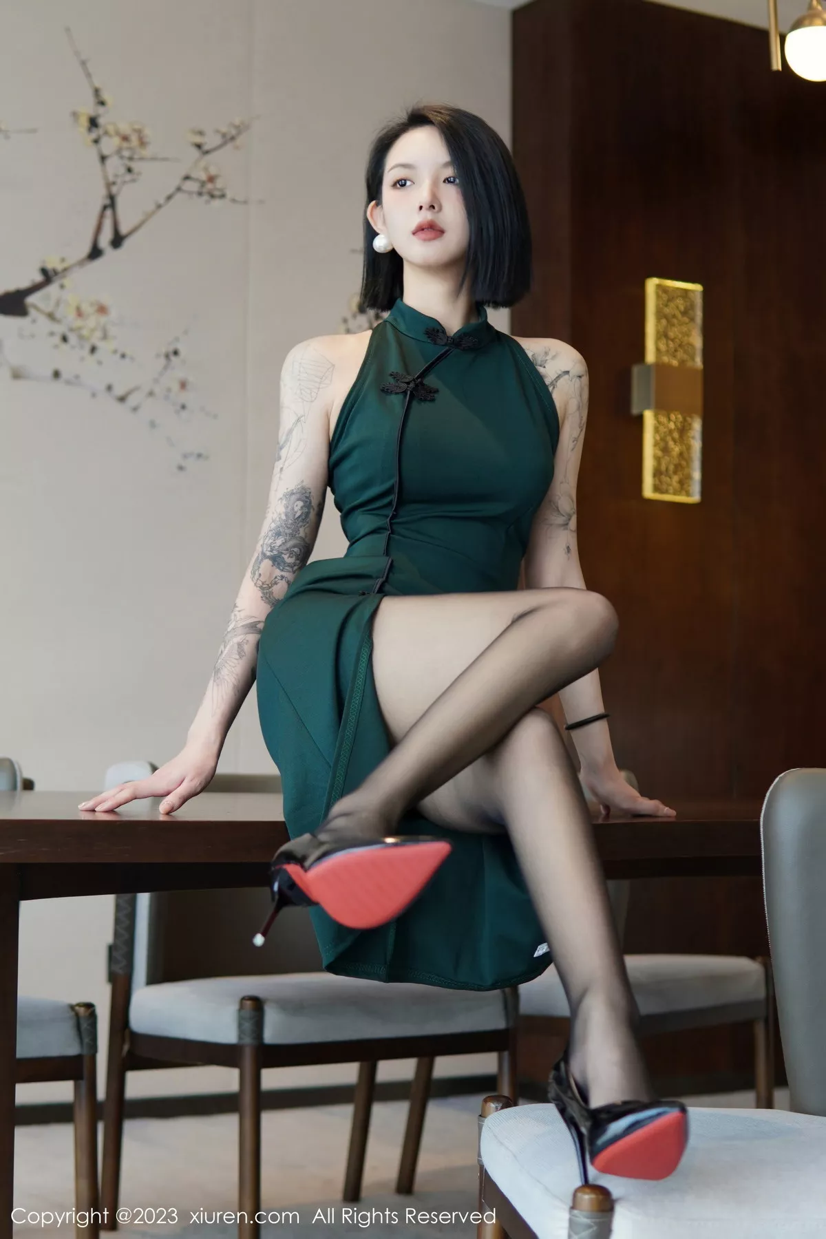 秀人集.com_[XiuRen秀人网]No.6205_模特乔一一脱深绿色旗袍服露性感黑色内衣配开档黑丝诱惑写真84P