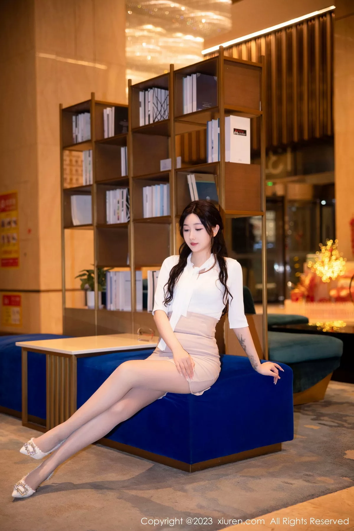 秀人集.com_[XiuRen秀人网]No.6207_模特江真真白色Ol职业装露淡蓝色蕾丝内衣秀丰腴身姿迷人写真110P